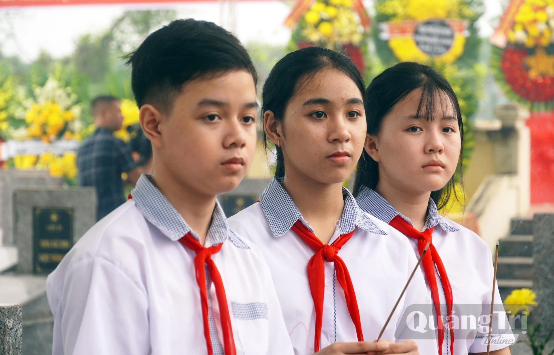 Thế hệ trẻ tri ân liệt sĩ Nguyễn Quốc Hội - Ảnh: N.M
