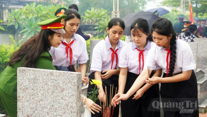 Bồi đắp niềm tự hào, trách nhiệm với quê hương