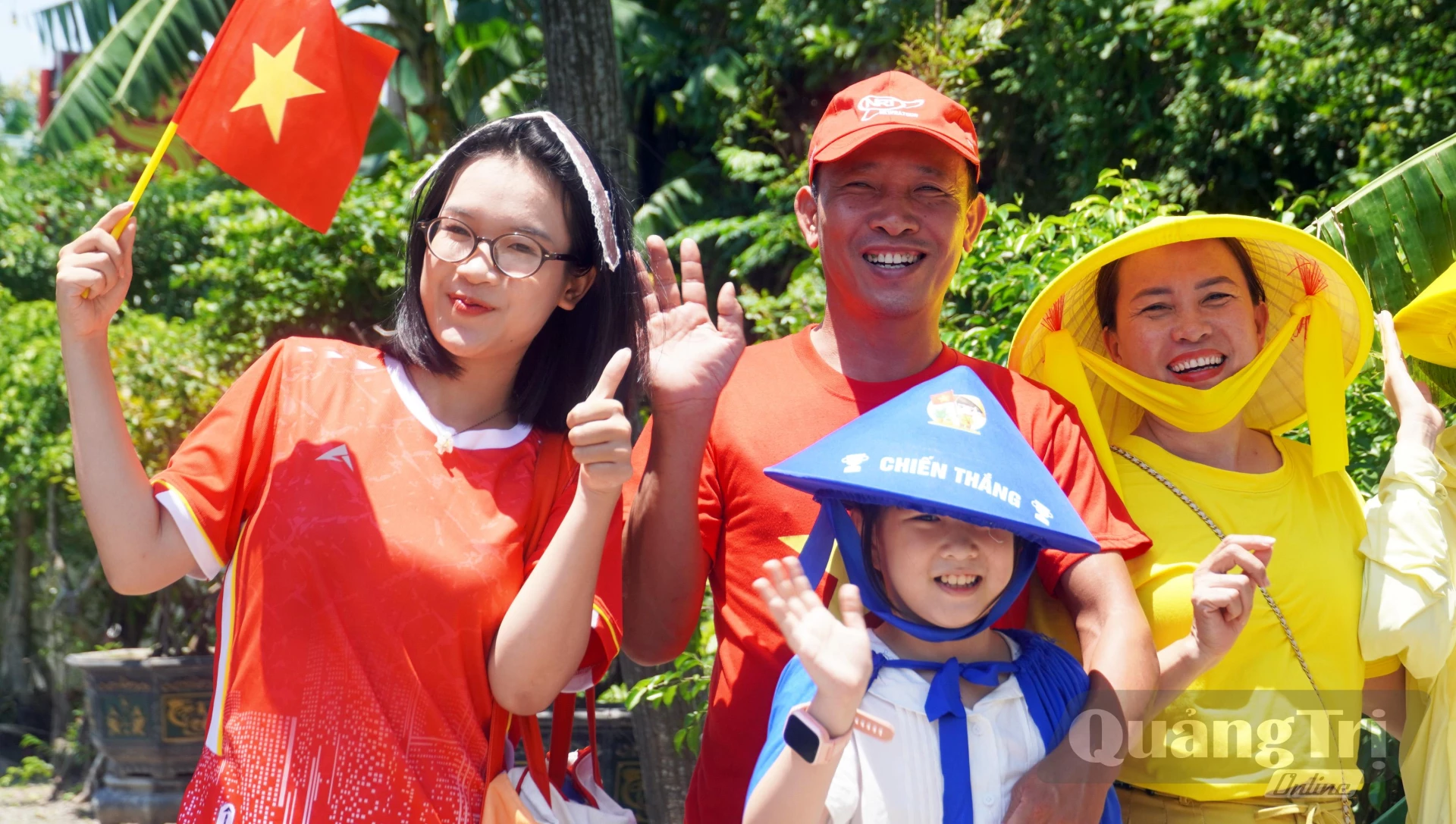 Người dân hân hoan tham gia lễ hội - Ảnh: N.M