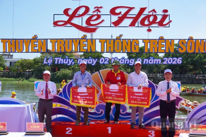 Đội Phú Thọ xuất sắc giành giải Nhất toàn đoàn lễ hội đua, bơi thuyền truyền thống trên sông Kiến Giang