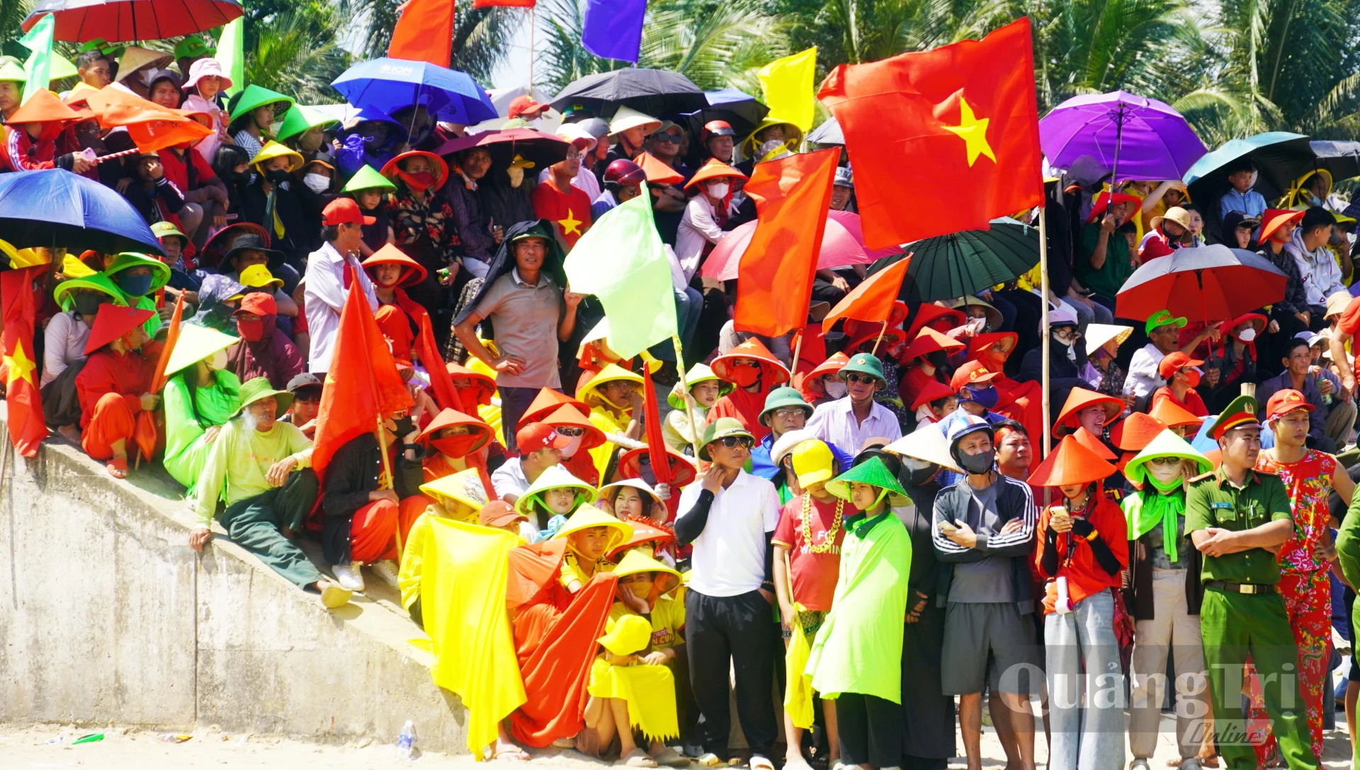 Cổ động viên tham gia lễ hội - Ảnh: N.M