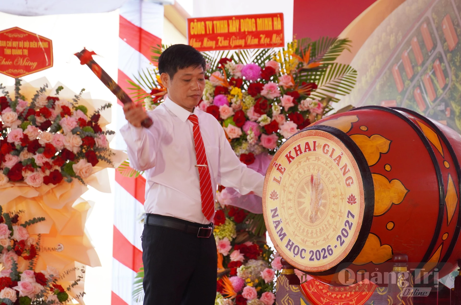 Lãnh đạo nhà trường thực hiện nghi thức đánh trống khai giảng - Ảnh: X.P