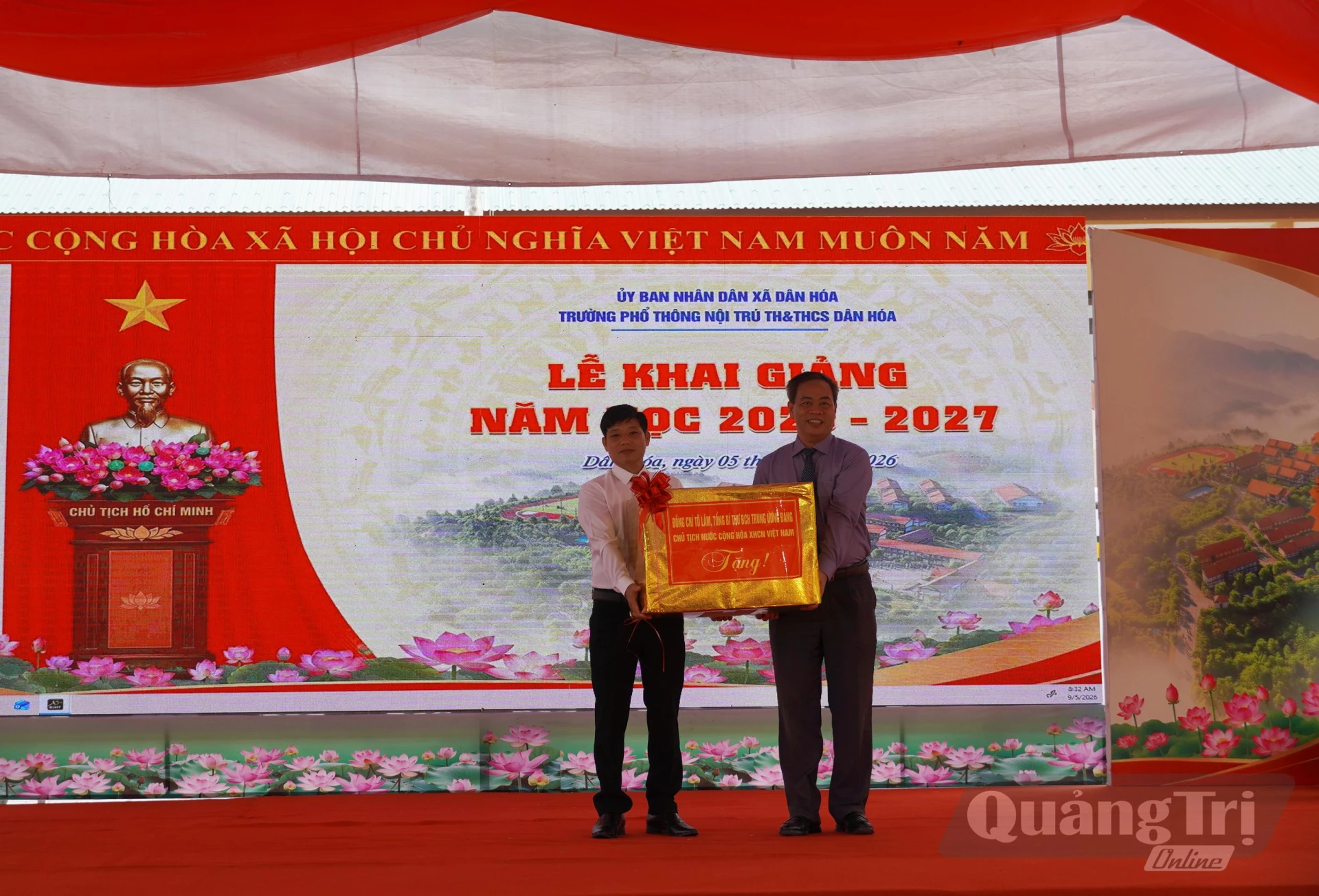 Đồng chí Chủ tịch HĐND tỉnh Nguyễn Đăng Quang đã trao quà của đồng chí Tổng Bí thư, Chủ tịch nước Tô Lâm cho Trường Phổ thông Nội trú TH và THCS Dân Hóa - Ảnh: X.P