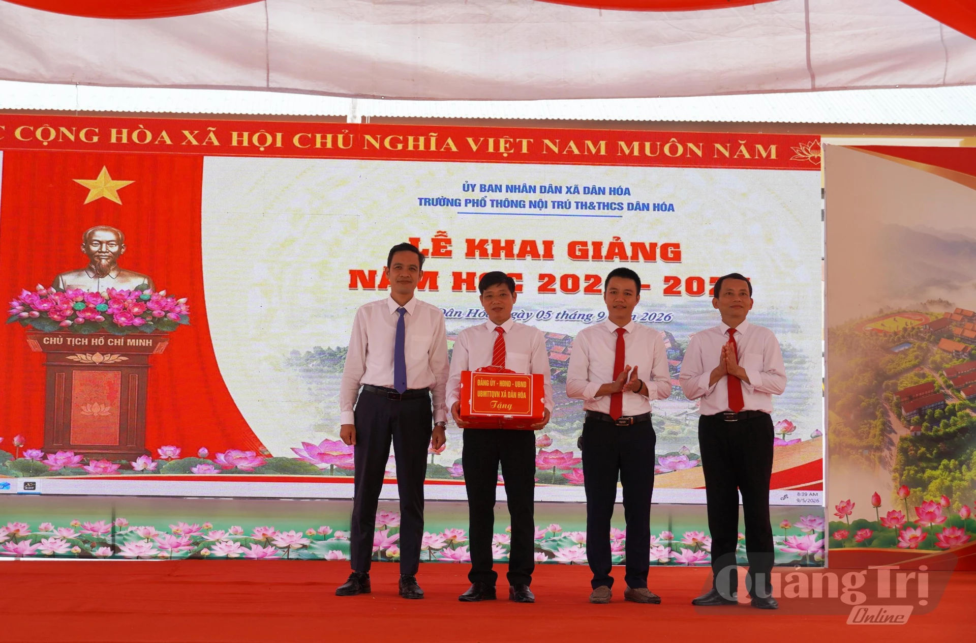 Lãnh đạo xã Dân Hóa trao quà chúc mừng năm học mới cho nhà trường - Ảnh: X.P