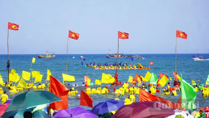 Sôi động lễ hội bơi thuyền truyền thống xã Hòa Trạch