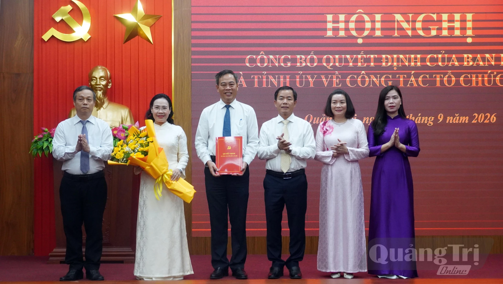 Đồng chí Nguyễn Văn Phương, Ủy viên Trung ương Đảng, Bí thư Tỉnh ủy trao quyết định và tặng hoa chúc mừng Ban Thường vụ Đảng ủy HĐND tỉnh khóa I, nhiệm kỳ 2025-2030 - Ảnh: N.M