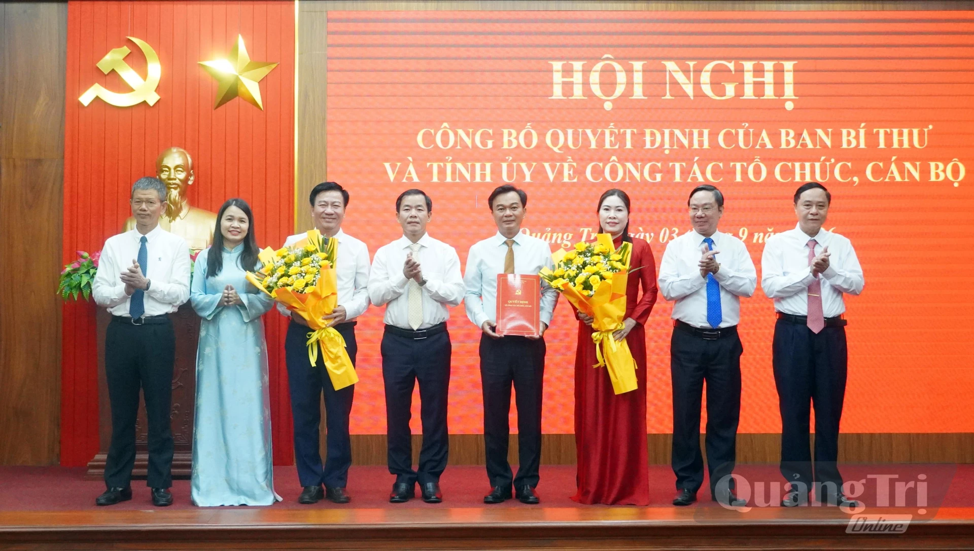Đồng chí Nguyễn Văn Phương, Ủy viên Trung ương Đảng, Bí thư Tỉnh ủy trao quyết định và tặng hoa chúc mừng Ban Thường vụ Đảng ủy MTTQ, các đoàn thể tỉnh khóa I, nhiệm kỳ 2025-2030 &nbsp;- Ảnh: N.M