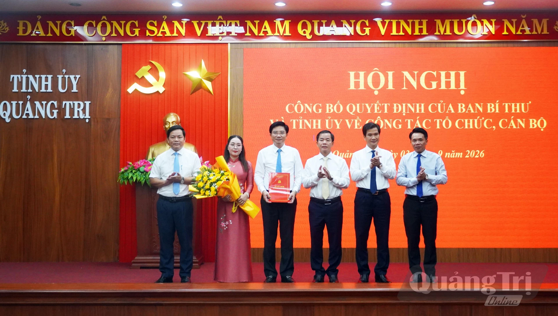 Đồng chí Nguyễn Văn Phương, Ủy viên Trung ương Đảng, Bí thư Tỉnh ủy trao quyết định và tặng hoa chúc mừng Ban Tuyên giáo Tỉnh ủy - Ảnh: N.M