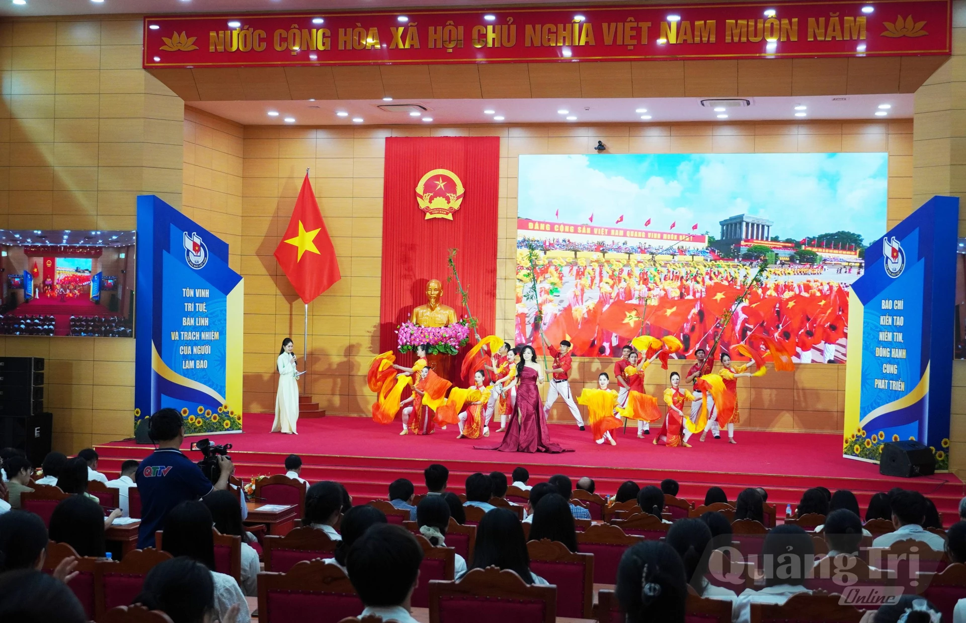 Toàn cảnh lễ trao giải báo chí tỉnh Quảng Trị lần thứ I, năm 2025 - Ảnh: X.P
