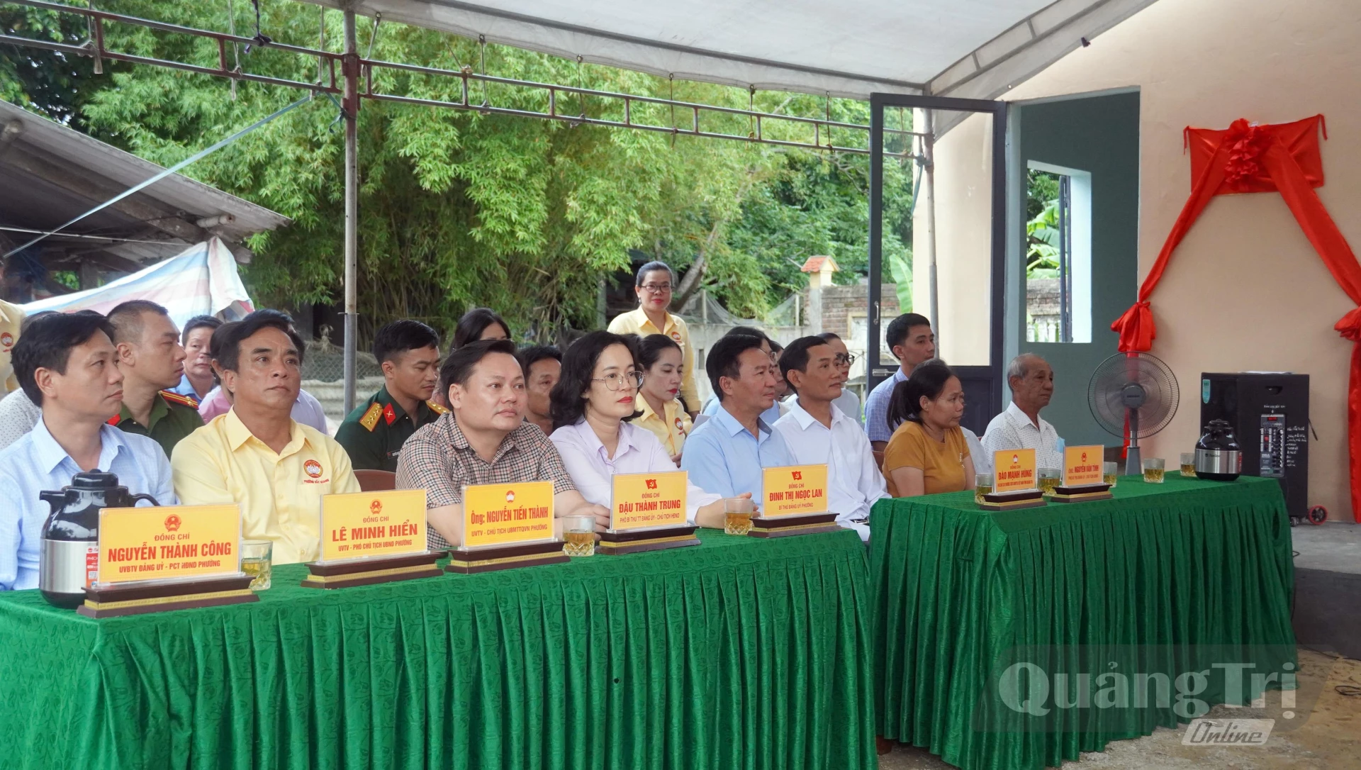 Các đại biểu dự lễ khánh thành nhà tình nghĩa - Ảnh: N.M