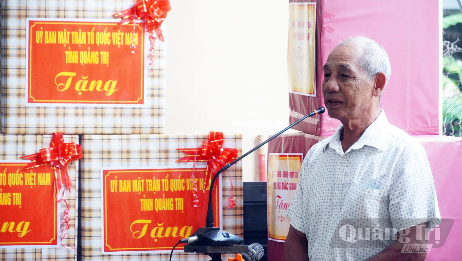 Đại diện hộ dân được tặng quà cảm ơn Ủy ban MTTQ Việt Nam tỉnh và phường Bắc Gianh - Ảnh: N.M