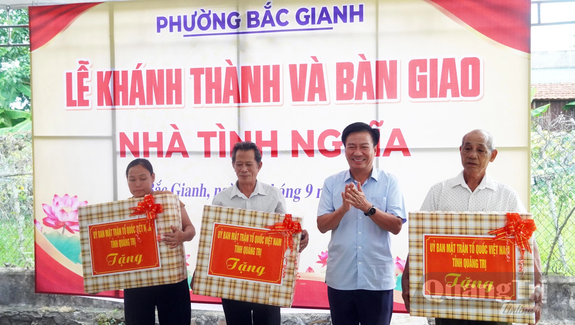 Đồng chí Đào Mạnh Hùng, Phó Chủ tịch Thường trực Ủy ban MTTQVN tỉnh tặng quà cho các hộ gia đình - Ảnh: N.M