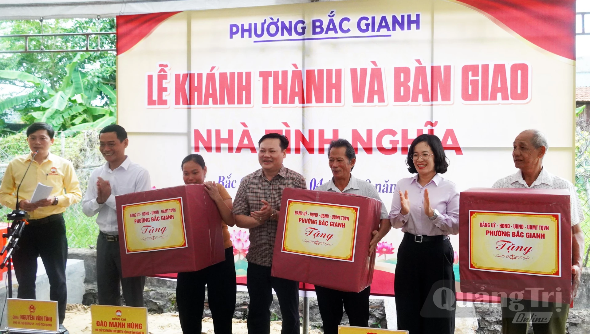 Các đồng chí lãnh đạo phường Bắc Gianh tặng quà cho các hộ gia đình - Ảnh: N.M