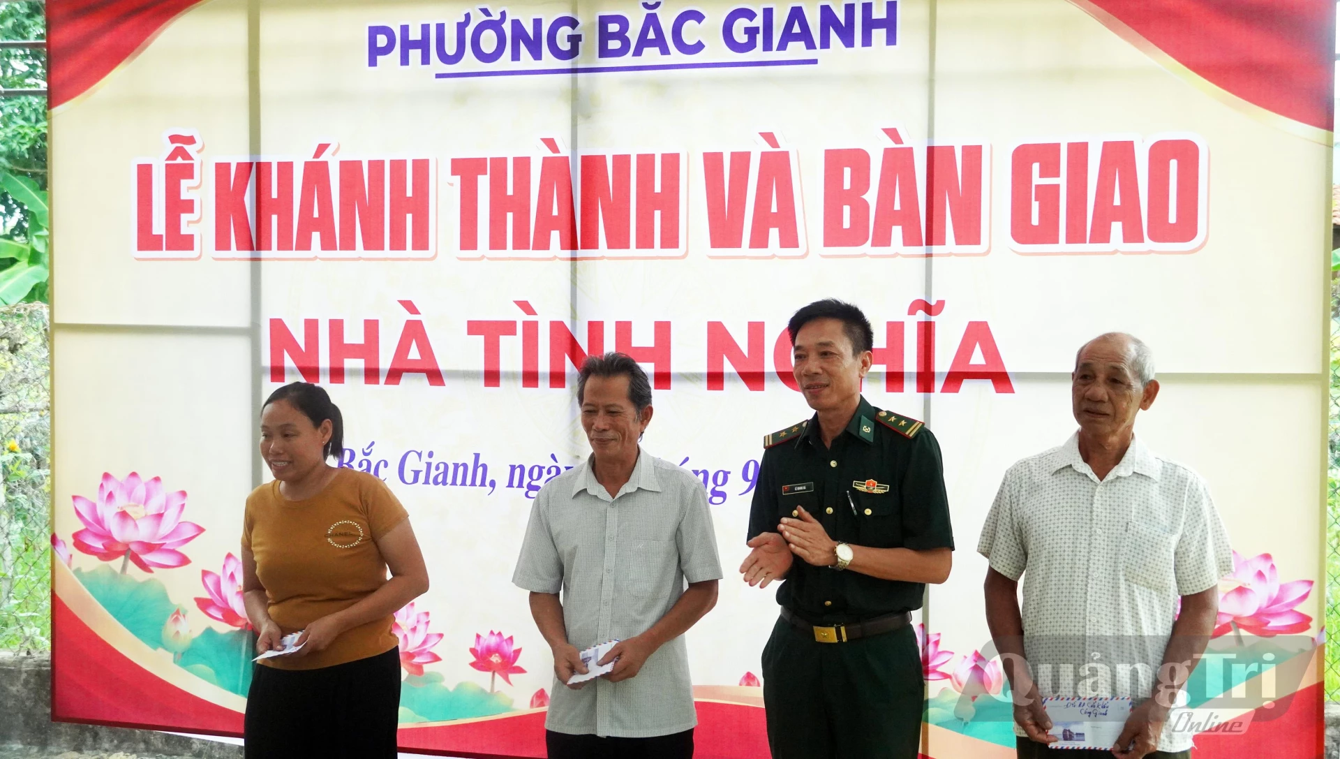 Lãnh đạo Đồn Biên phòng Cửa khẩu Cảng Gianh tặng quà cho các hộ gia đình - Ảnh: N.M