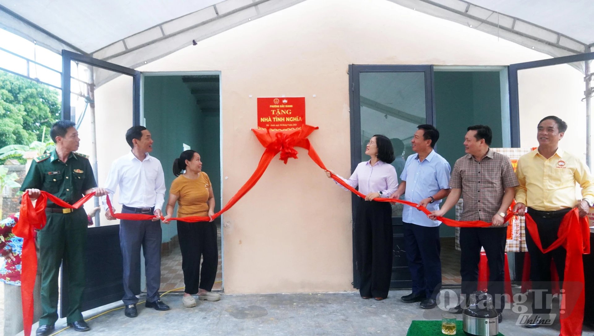 Đồng chí Phó Chủ tịch Thường trực Ủy ban MTTQ Việt Nam tỉnh và lãnh đạo phường Bắc Gianh và đại diện gia đình khánh thành nhà - Ảnh: N.M