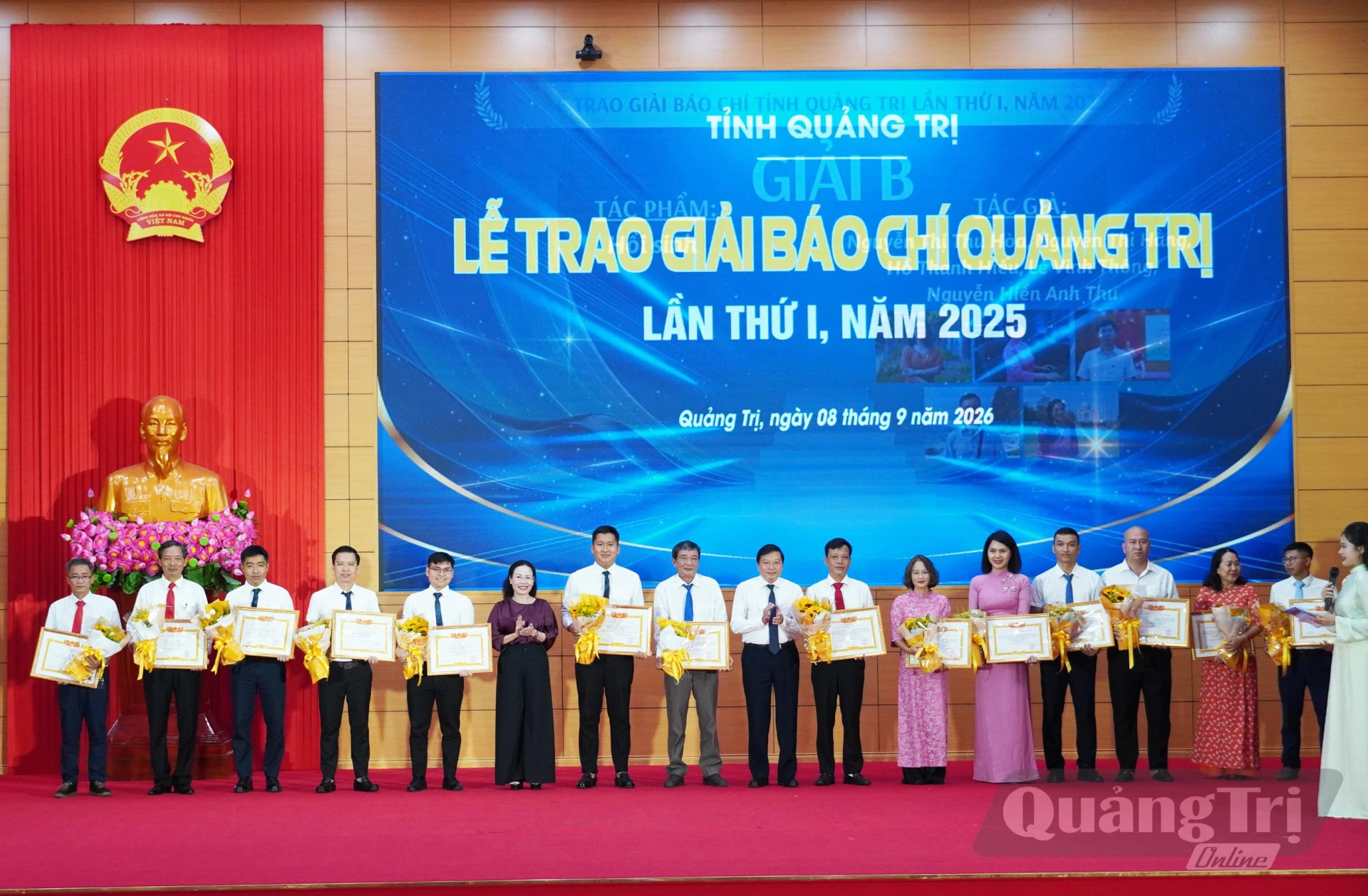 Đồng chí Chủ tịch UBND tỉnh Lê Hồng Vinh và Phó Chủ tịch Thường trực HĐND tỉnh Phạm Thị Hân trao giải B cho các tác giả, nhóm tác giả - Ảnh: X.P
