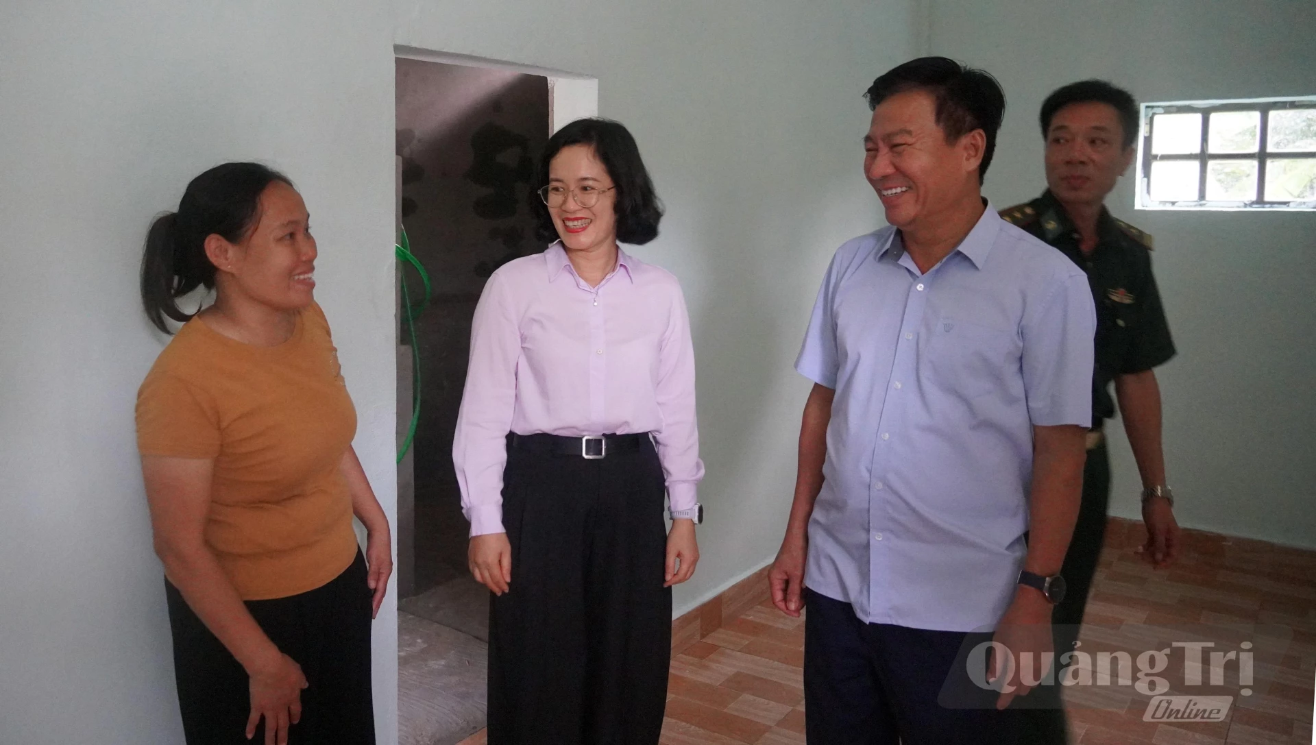 Đồng chí Đào Mạnh Hùng, Phó Chủ tịch Thường trực Ủy ban MTTQ Việt Nam tỉnh và lãnh đạo phường Bắc Gianh thăm, động viên gia đình chị Trần Thị Quyết tại ngôi nhà mới - Ảnh: N.M
