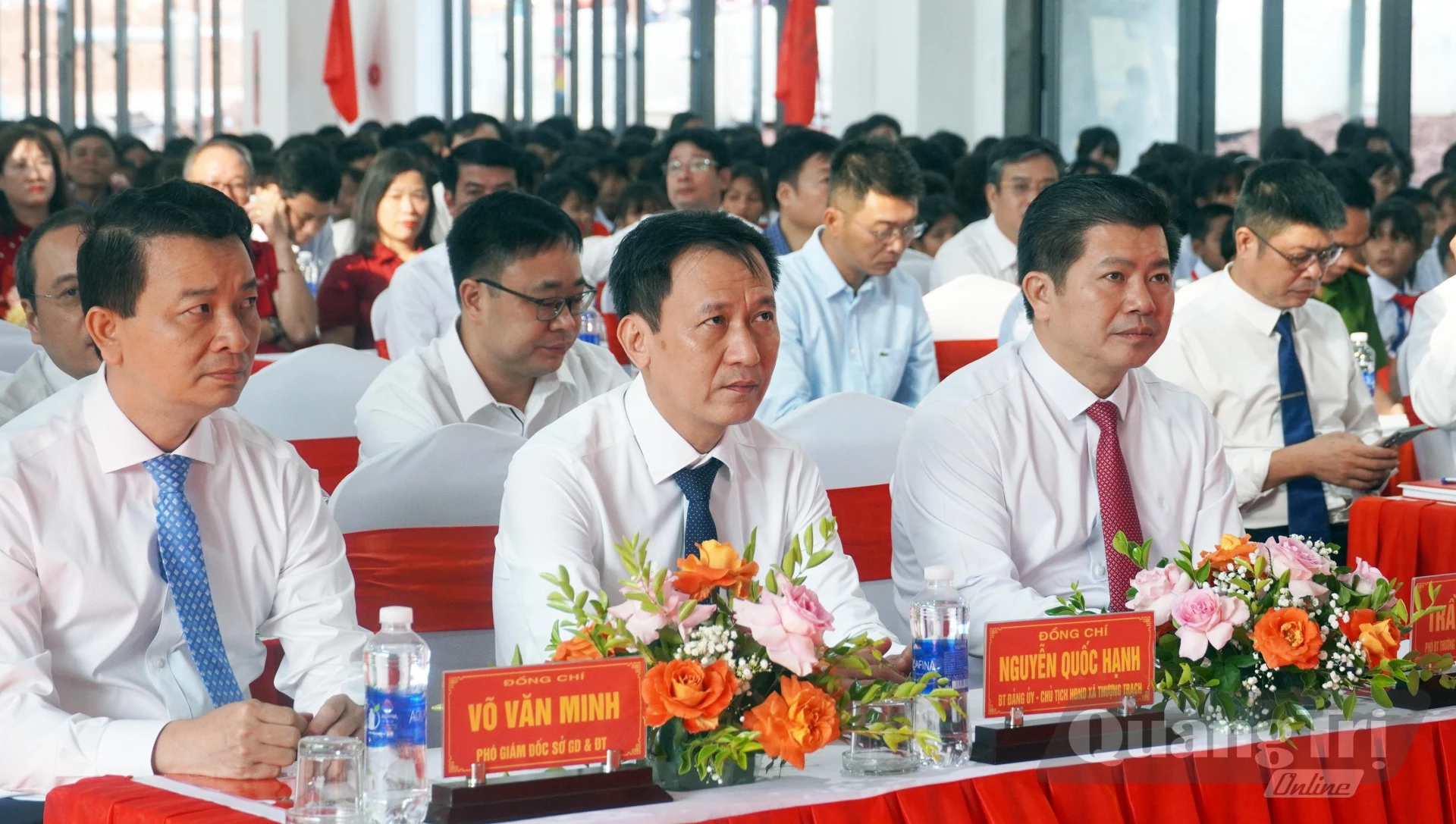 Các đại biểu dự lễ khai giảng - Ảnh: N.M