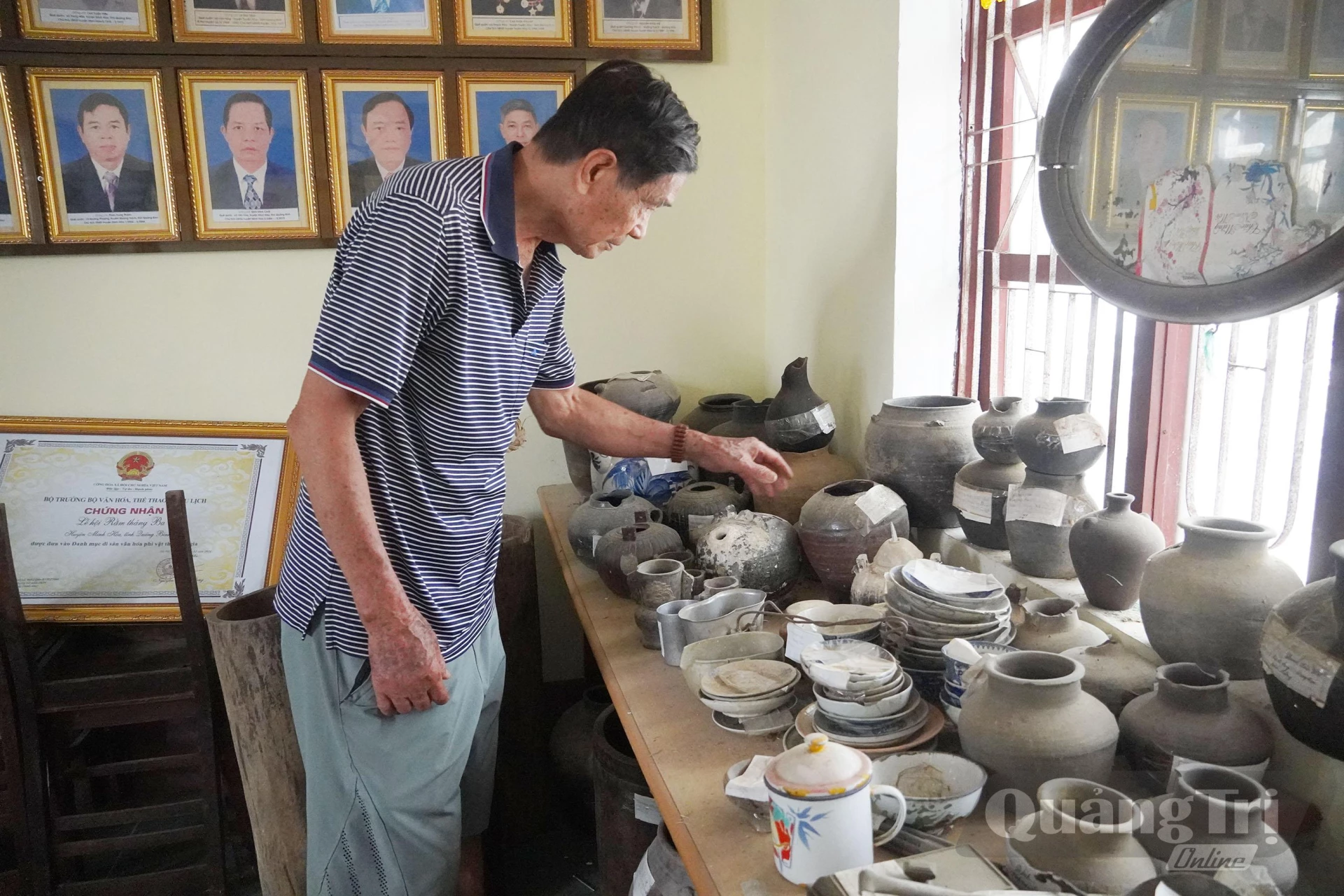 Ông Đinh Xuân Đình và Hội Di sản Minh Hóa (cũ) đã sưu tầm hàng trăm hiện vật lịch sử có giá trị - Ảnh: X.V