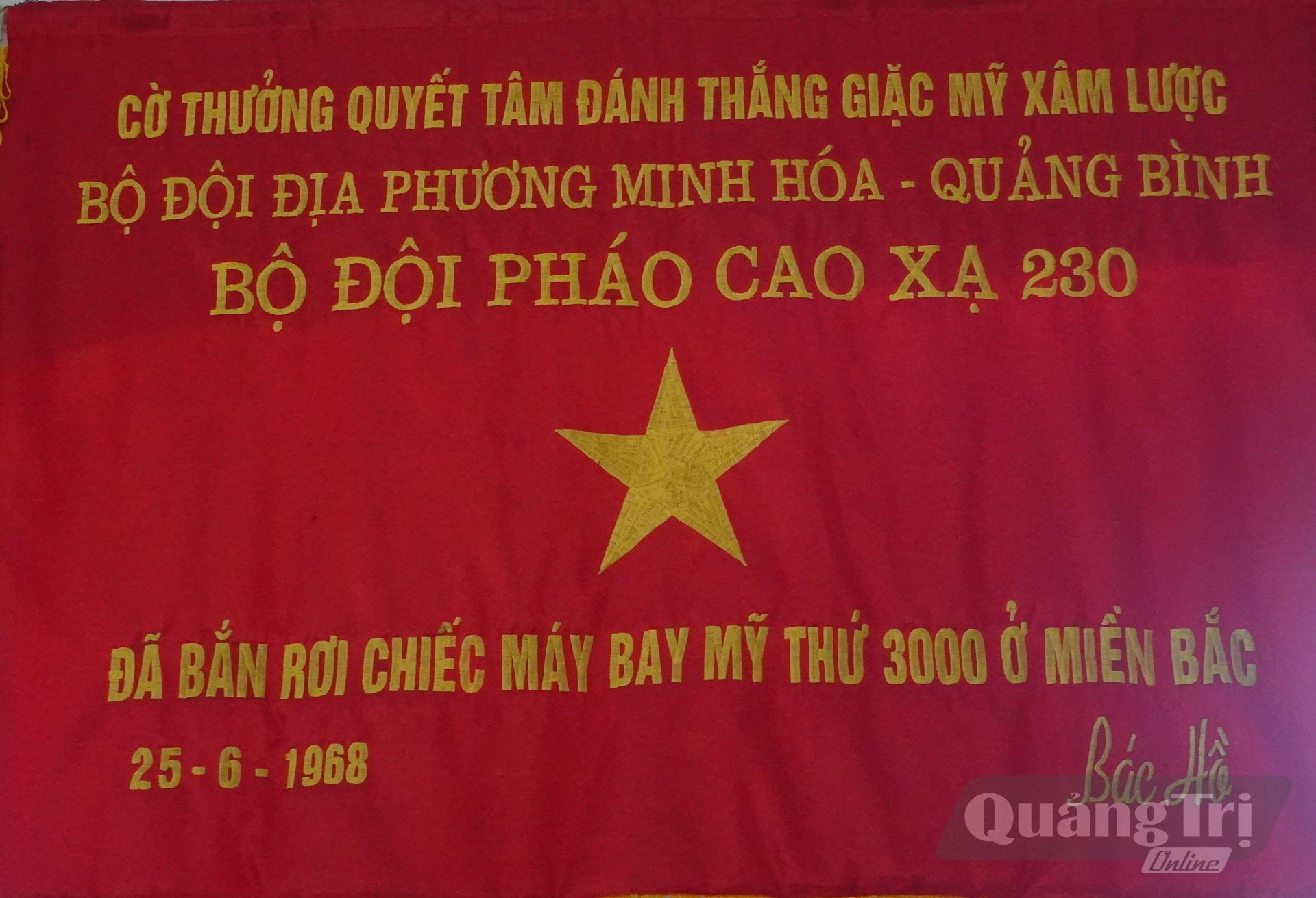 “Cờ thưởng quyết tâm đánh thắng giặc Mỹ xâm lược” do Bác Hồ tặng lực lượng bộ đội địa phương huyện Minh Hóa (cũ) sau khi đơn vị bắn rơi chiếc máy bay thứ 3.000 của địch trên bầu trời miền Bắc - Ảnh: X.V