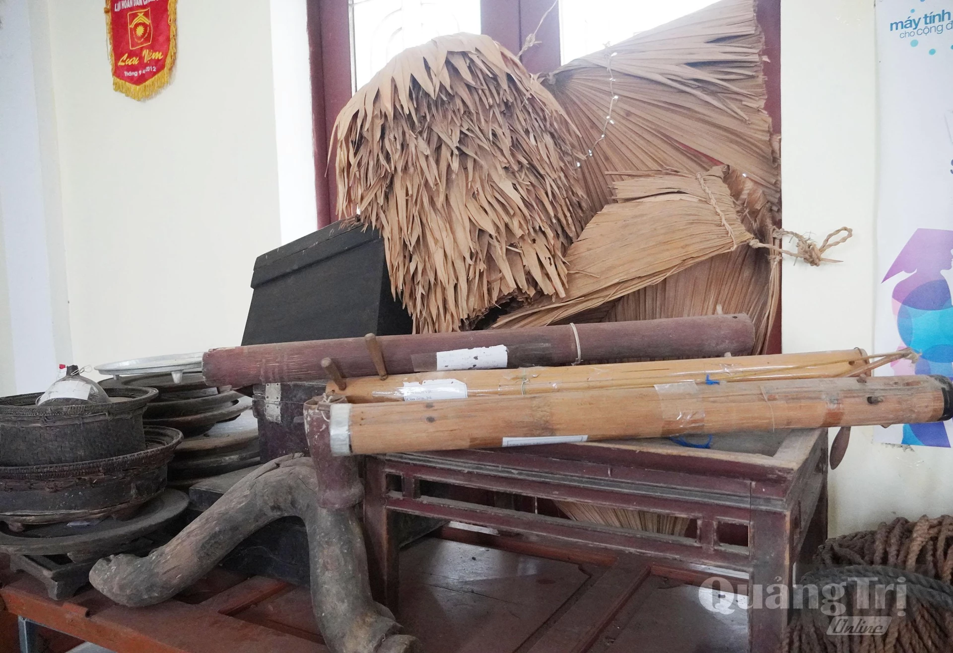 Đàn ống 1 dây của người Rục và các công cụ lao động, vật dụng sinh hoạt của người dân huyện Minh Hóa (cũ) từ xa xưa đến bây giờ - Ảnh: X.V

