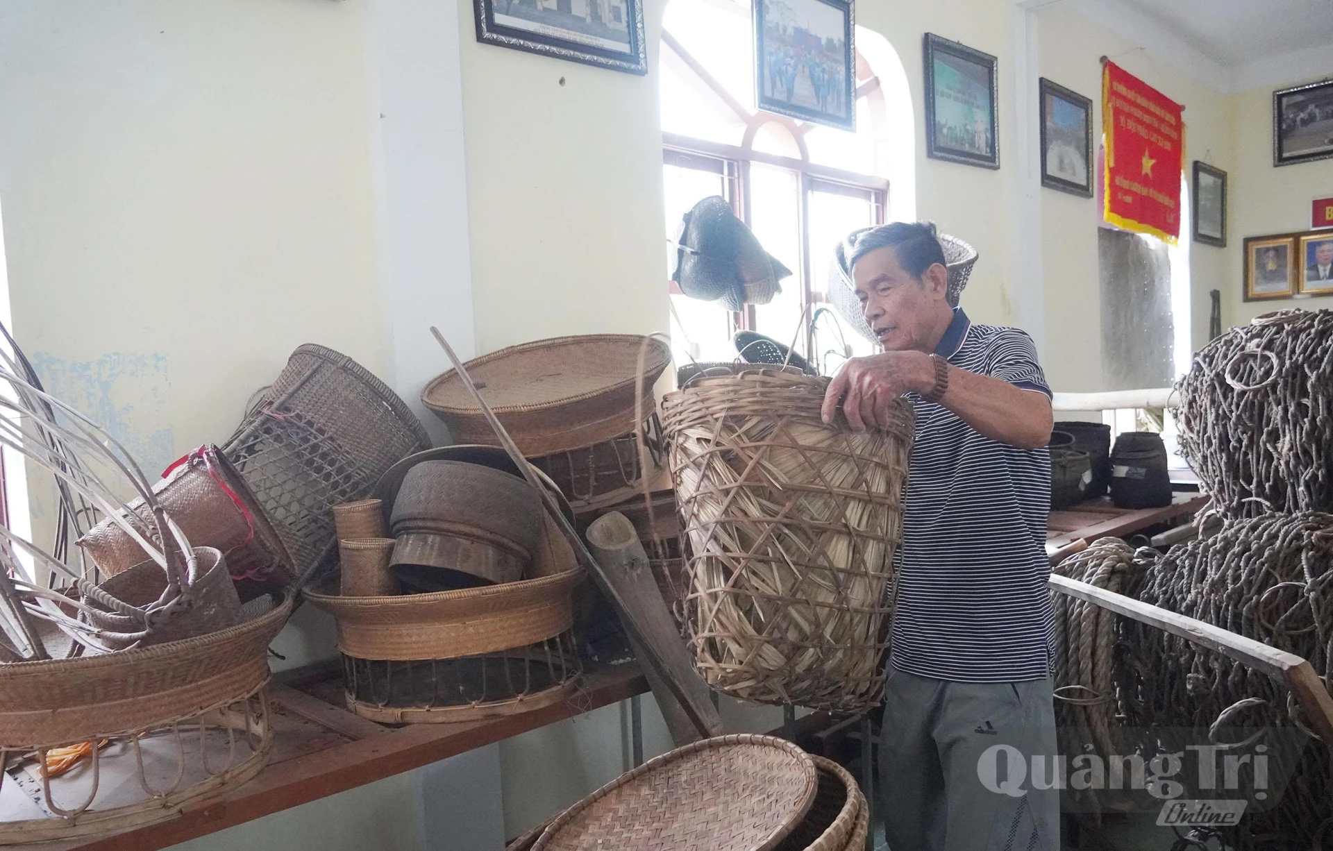 Nhiều hiện vật gắn bó với đời sống người dân vùng cao huyện Minh Hóa (cũ) - Ảnh: X.V