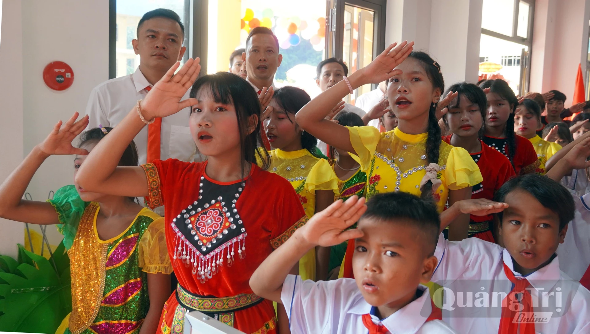 Các em học sinh hân hoan đón chào năm học mới - Ảnh: N.M