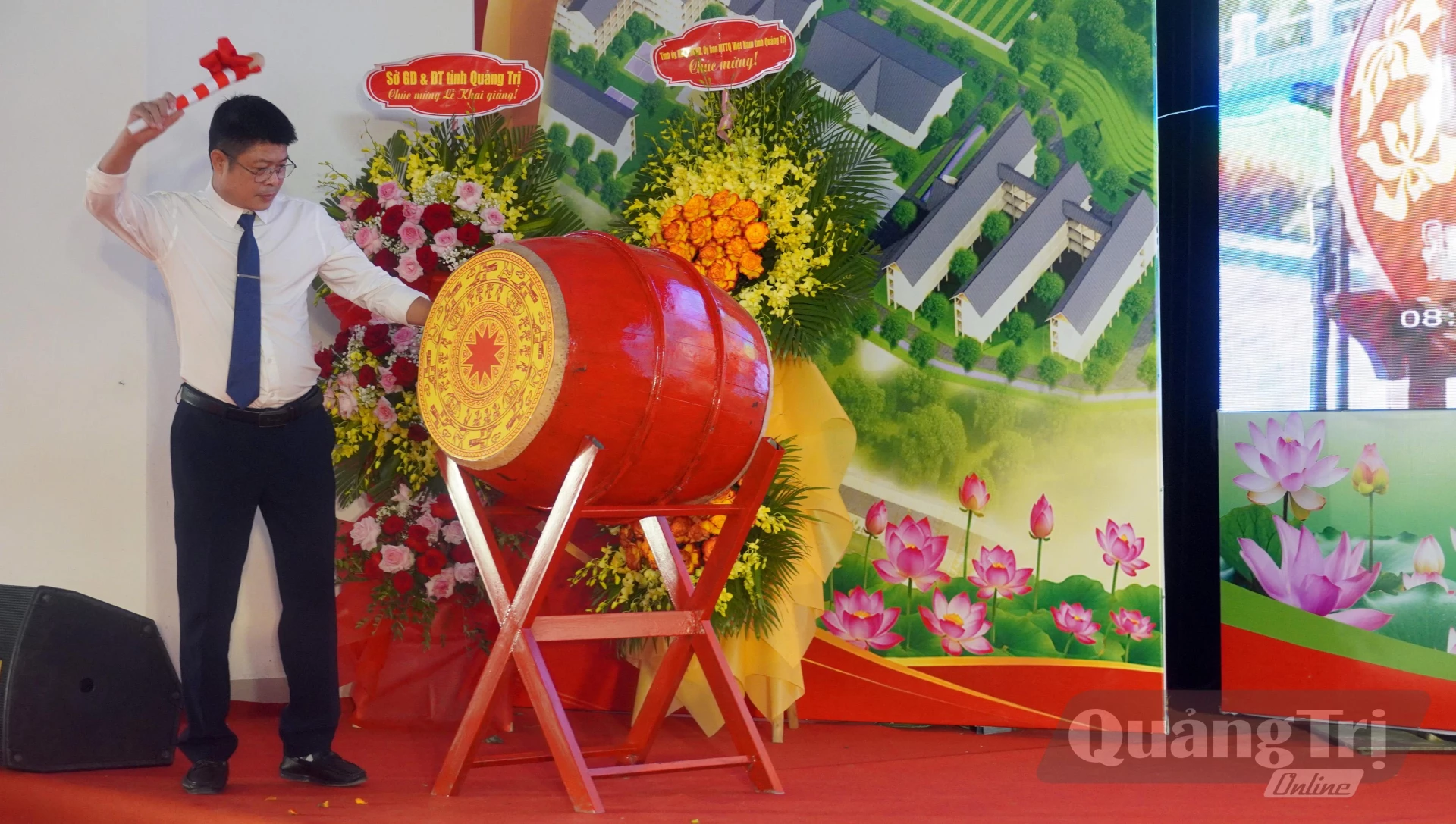 Thầy giáo Hoàng Đức Hòa, Hiệu trưởng Trường PTNT TH và THCS Thượng Trạch đánh trồng khai giảng năm học mới - Ảnh: N.M