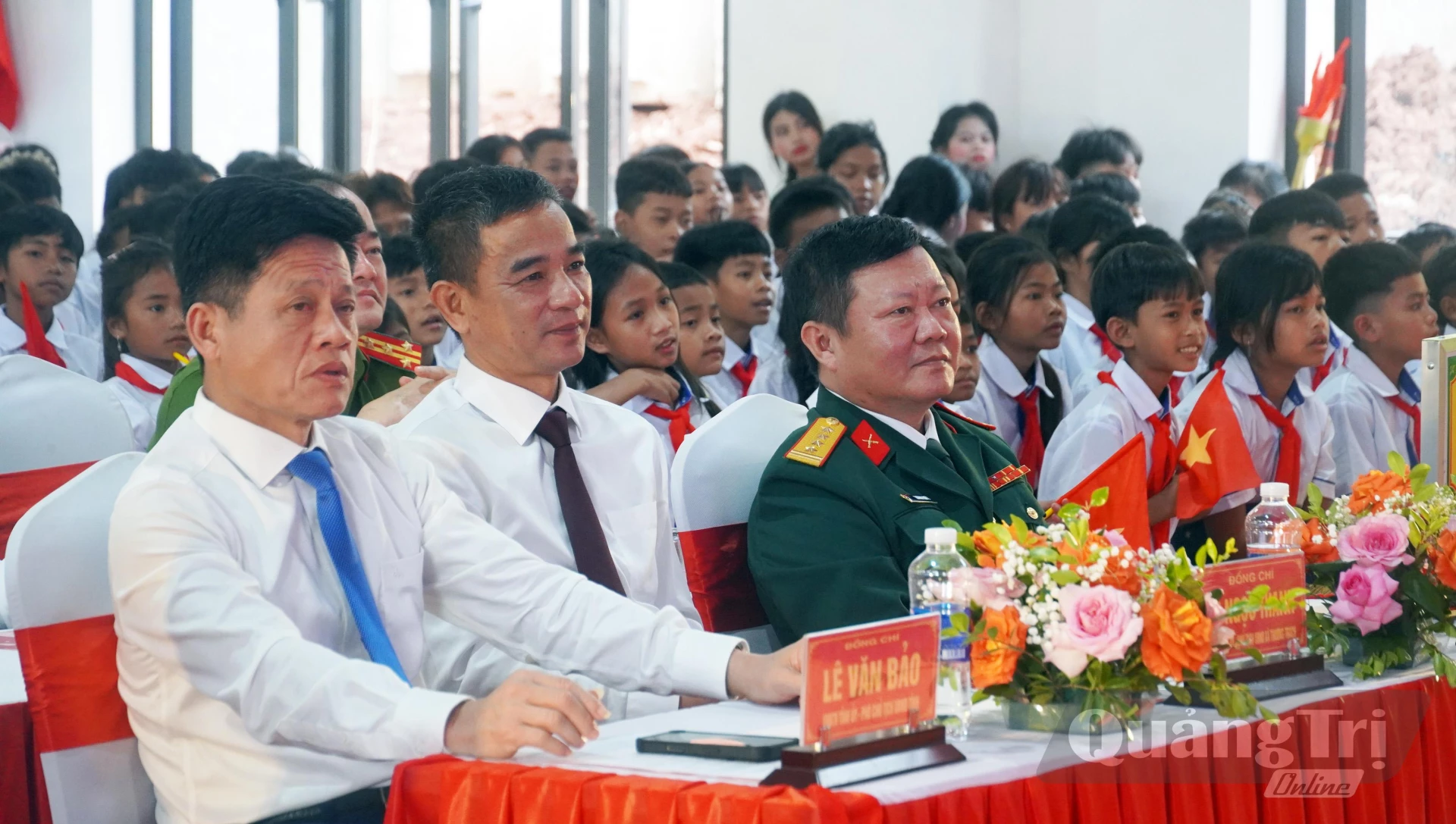 Các đại biểu dự lễ khai giảng - Ảnh: N.M