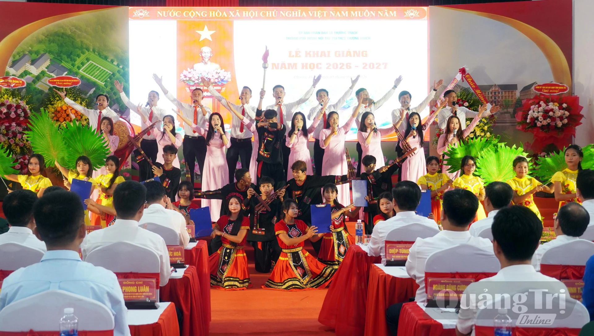 Chương trình văn nghệ tại lễ khai giảng - Ảnh: N.M