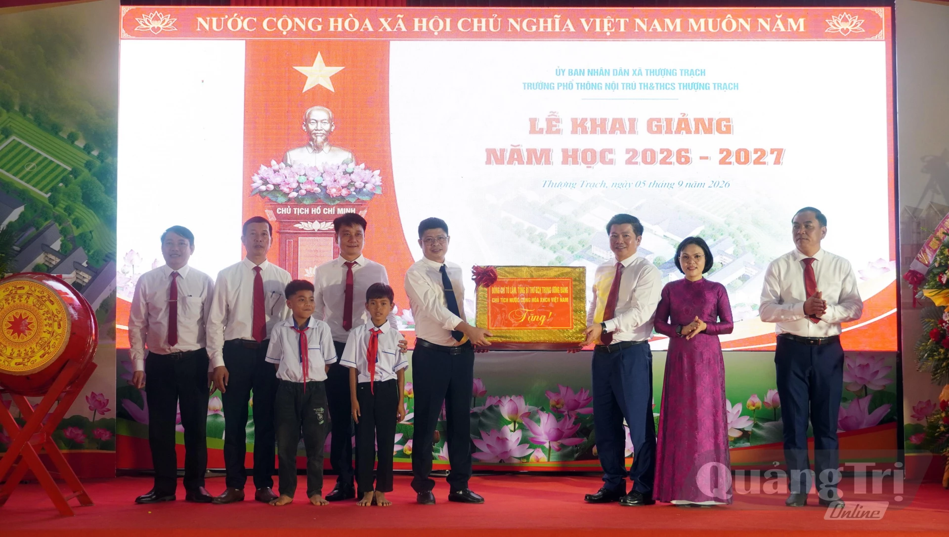 Đồng chí Trần Vũ Khiêm, Phó Bí thư Thường trực Tỉnh ủy, Trưởng đoàn Đại biểu Quốc hội tỉnh trao quà của Tổng Bí thư, Chủ tịch nước Tô Lâm cho nhà trường - Ảnh: N.M