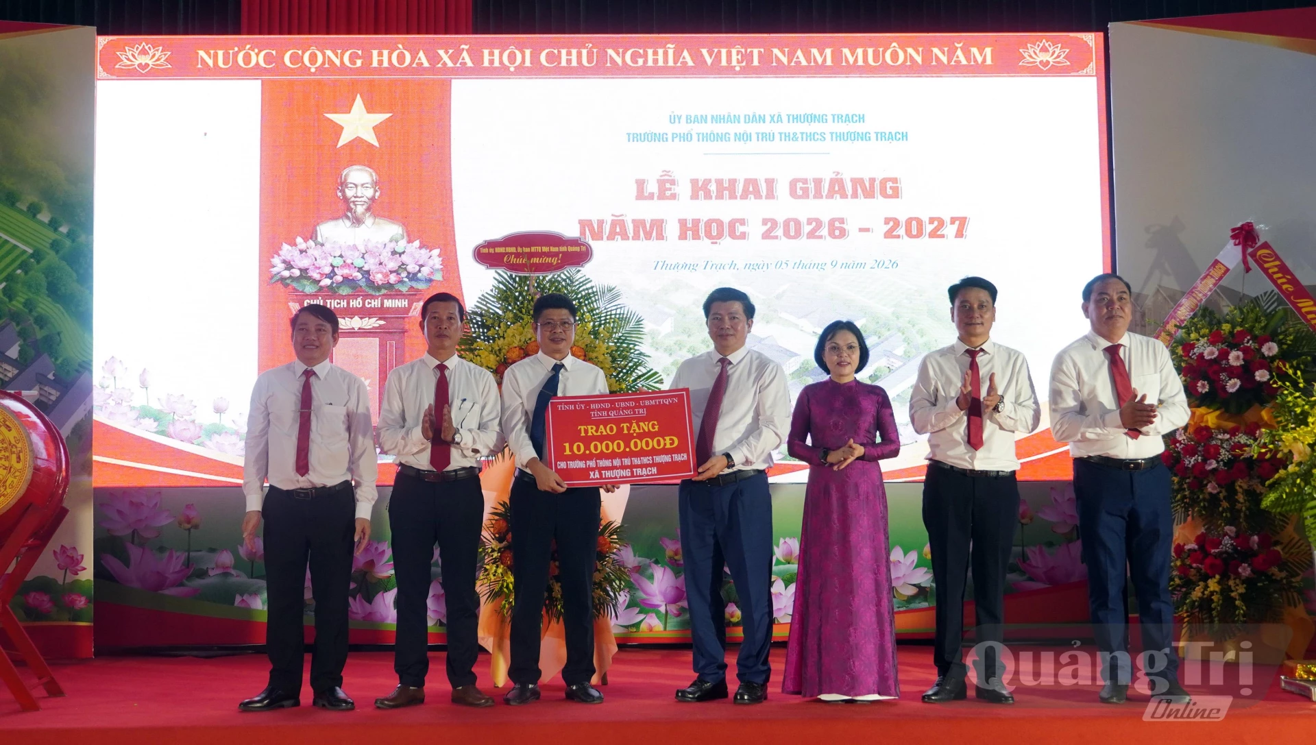 Đồng chí Trần Vũ Khiêm, Phó Bí thư Thường trực Tỉnh ủy, Trưởng đoàn Đại biểu Quốc hội tỉnh trao quà của Tỉnh ủy, HĐND, UBND, Ủy ban MTTQ Việt Nam tỉnh cho nhà trường - Ảnh: N.M