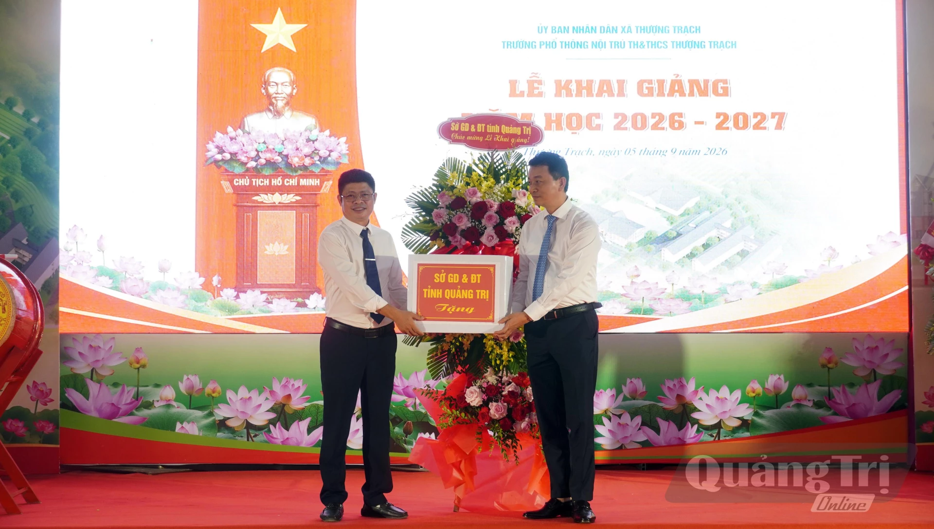 Đại diện lãnh đạo Sở Giáo dục và Đào tạo tặng quà cho nhà trường - Ảnh: N.M