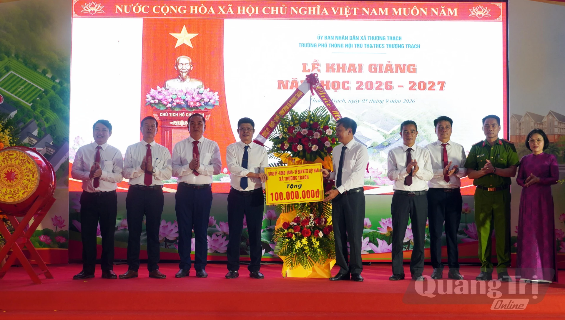 Lãnh đạo xã Thượng Trạch tặng quà cho thầy và trò nhà trường - Ảnh: N.M