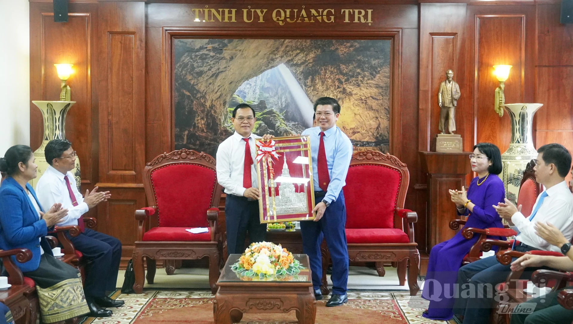 Đồng chí Sẻn-sắc Phim-vông-sả tặng quà lưu niệm cho tặng quà lưu niệm cho Thường trực Tỉnh ủy - Ảnh: N.M  