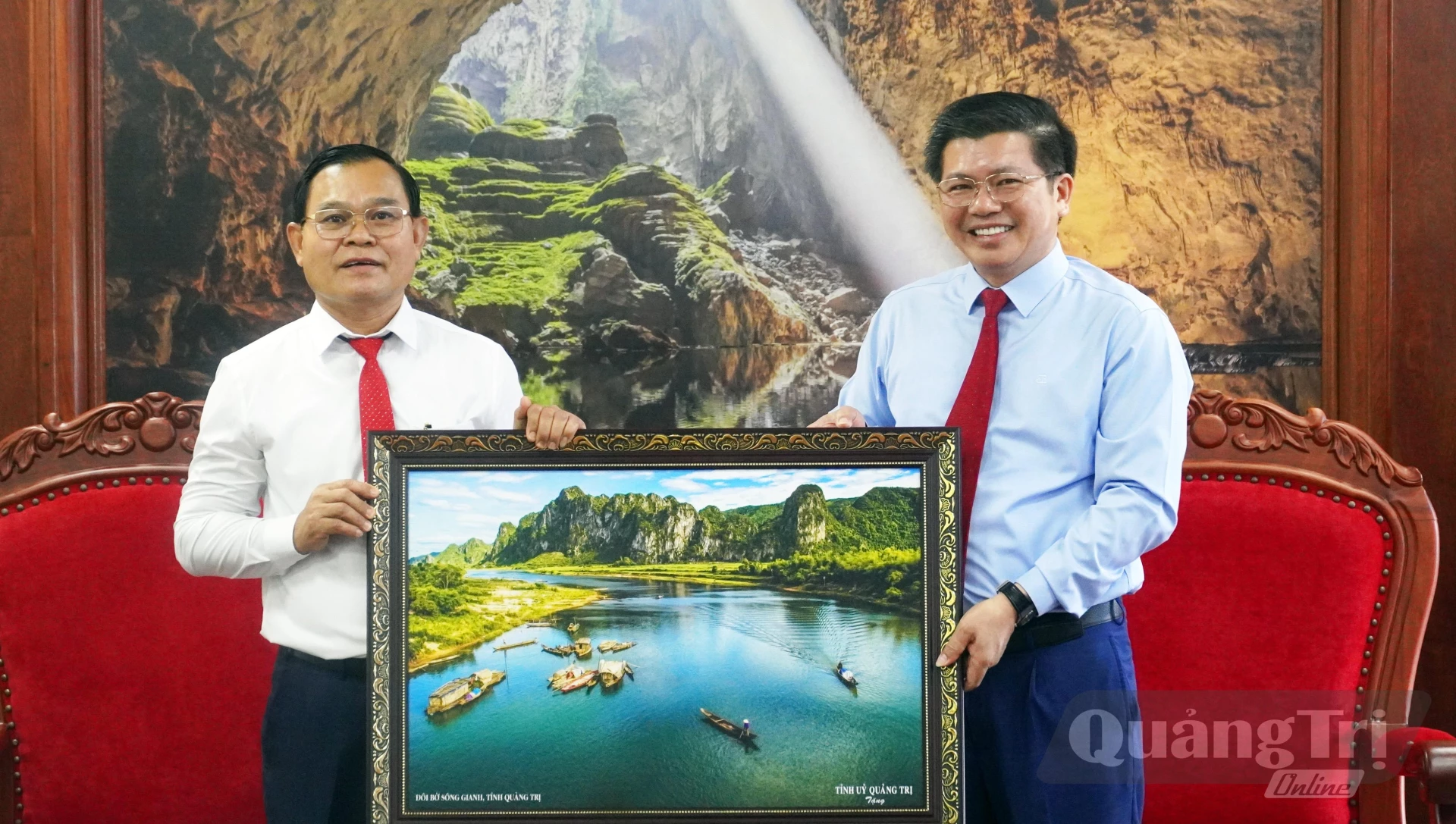 Đồng chí Trần Vũ Khiêm, Phó Bí thư Thường trực Tỉnh ủy, Trưởng đoàn ĐBQH tỉnh trao quà lưu niệm cho đoàn công tác UBKT, Thanh tra Nhà nước tỉnh Sạ-vẳn-na-khệt - Ảnh: N.M