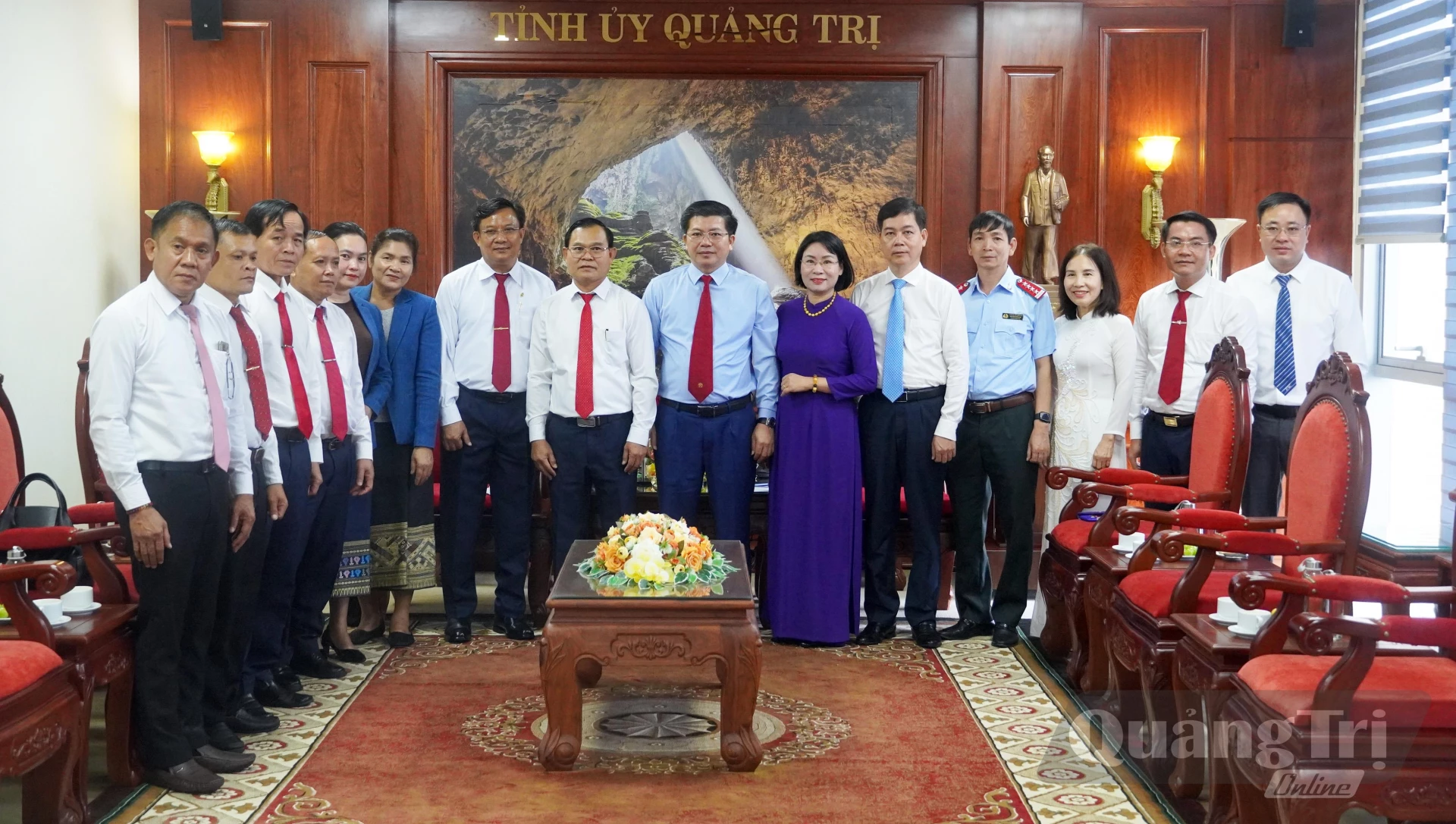 Đồng chí Trần Vũ Khiêm, Phó Bí thư Thường trực Tỉnh ủy, Trưởng đoàn ĐBQH tỉnh và các đại biểu chụp ảnh lưu niệm tại buổi tiếp - Ảnh: N.M