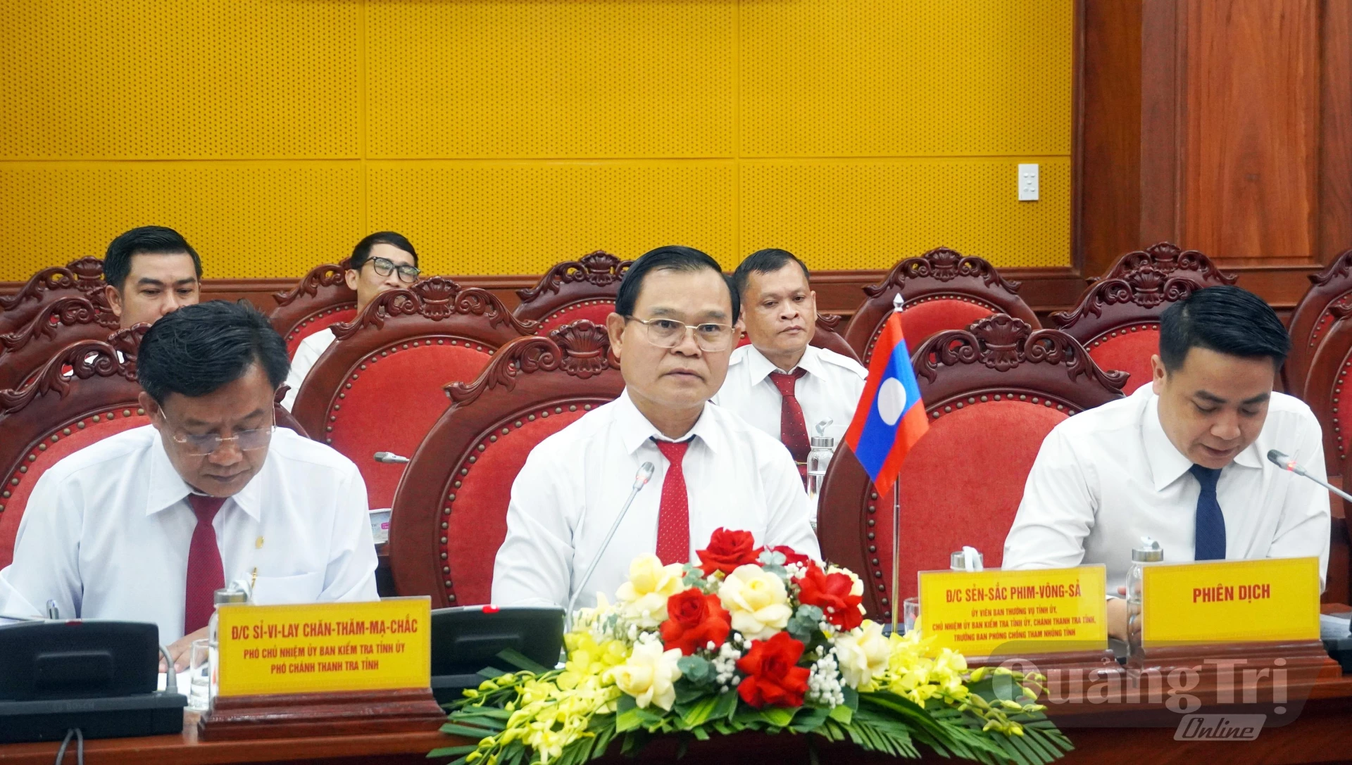 Đồng chí Sẻn-sắc Phim-vông-sả, Ủy viên Ban Thường vụ Tỉnh ủy, Chủ nhiệm UBKT Tỉnh ủy, Chánh Thanh tra tỉnh, Trưởng ban Phòng, chống tham nhũng tỉnh trao đổi tại buổi hội đàm - Ảnh: N.M