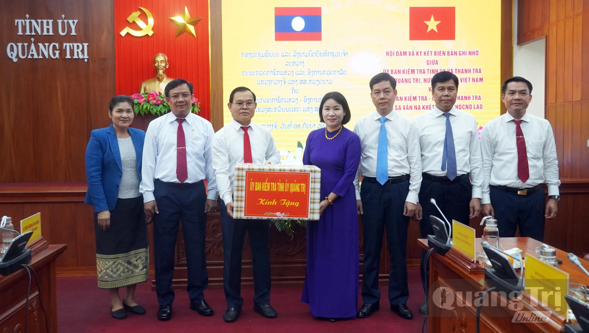 Đồng chí Phạm Thị Minh Huệ, Ủy viên Ban Thường vụ Tỉnh ủy, Chủ nhiệm UBKT Tỉnh ủy và lãnh đạo UBKT Tỉnh ủy tặng quà cho đoàn công tác UBKT, Thanh tra Nhà nước tỉnh Sạ-vẳn-na-khệt  - Ảnh: N.M