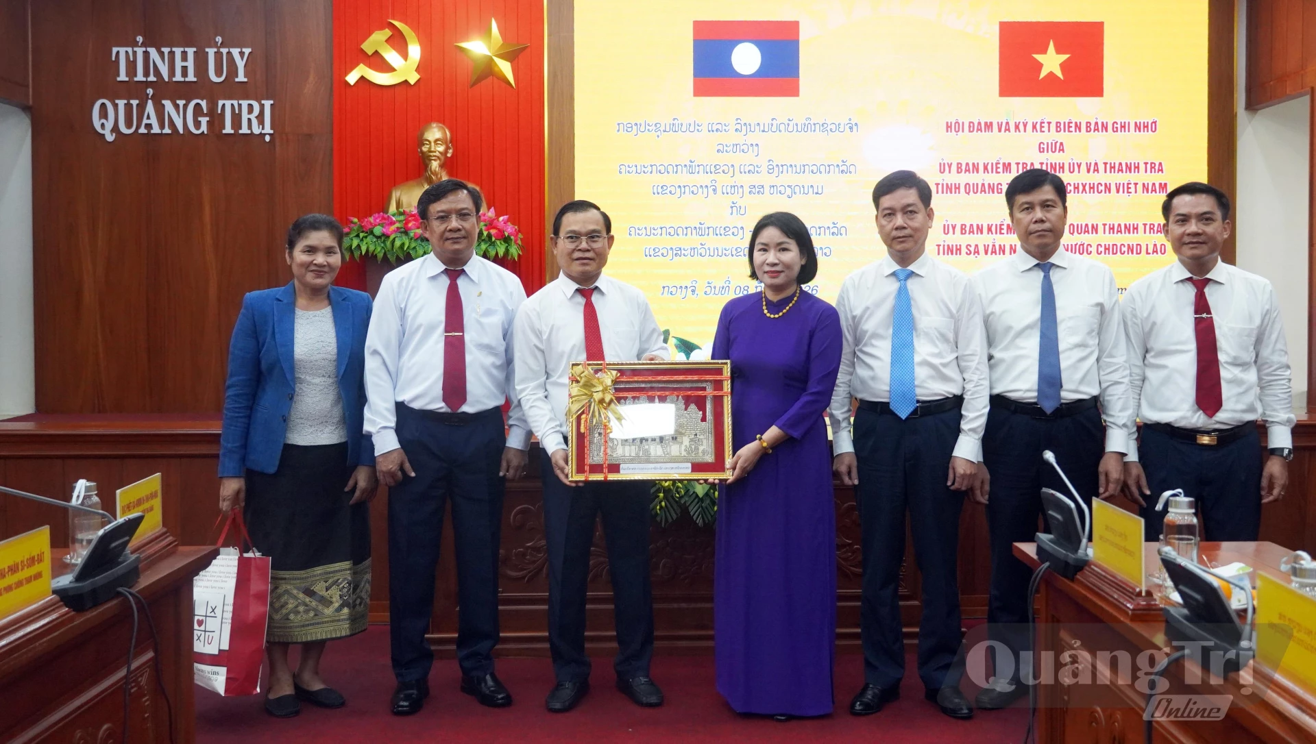 Đồng chí Sẻn-sắc Phim-vông-sả, Ủy viên Ban Thường vụ Tỉnh ủy, Chủ nhiệm UBKT Tỉnh ủy, Chánh Thanh tra tỉnh, Trưởng ban Phòng, chống tham nhũng tỉnh tặng quà cho UBKT Tỉnh ủy Quảng Trị - Ảnh: N.M