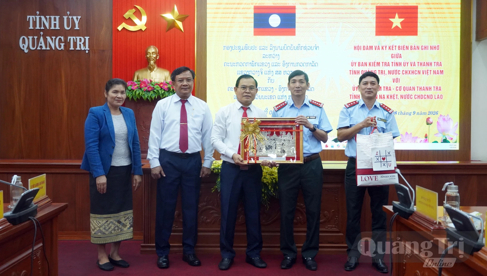Đồng chí Sẻn-sắc Phim-vông-sả, Ủy viên Ban Thường vụ Tỉnh ủy, Chủ nhiệm UBKT Tỉnh ủy, Chánh Thanh tra tỉnh, Trưởng ban Phòng, chống tham nhũng tỉnh tặng quà cho UBKT Tỉnh ủy Quảng Trị - Ảnh: N.M