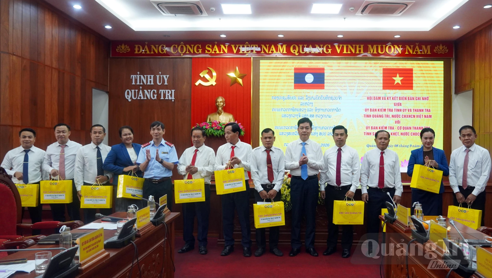 Đồng chí Lê Công Hữu, Tỉnh ủy viên, Phó Chủ nhiệm Thường trực UBKT Tỉnh ủy tặng quà cho các thành viên đoàn công tác - Ảnh: N.M