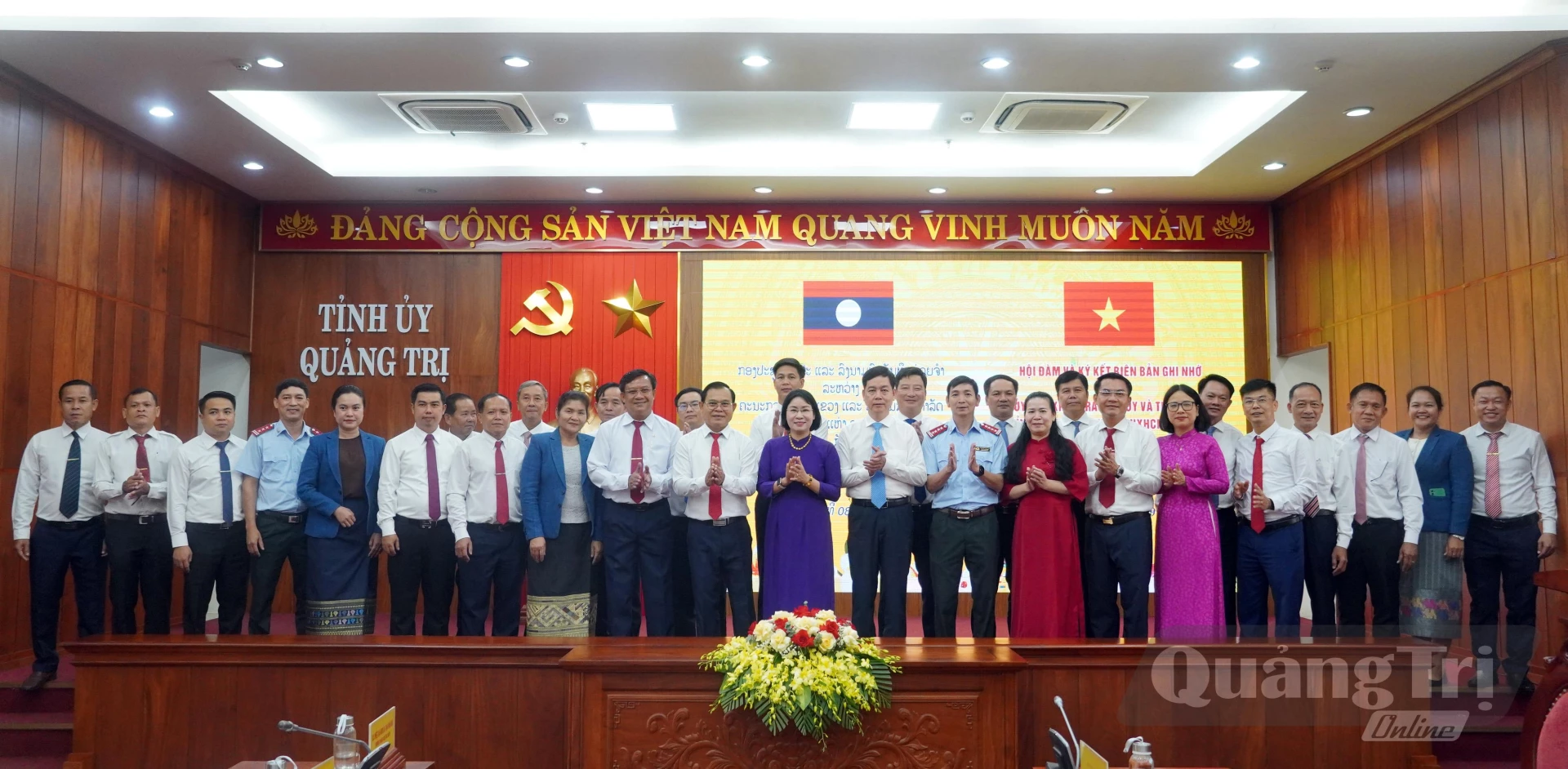 Hai đoàn chụp ảnh lưu niệm - Ảnh: N.M