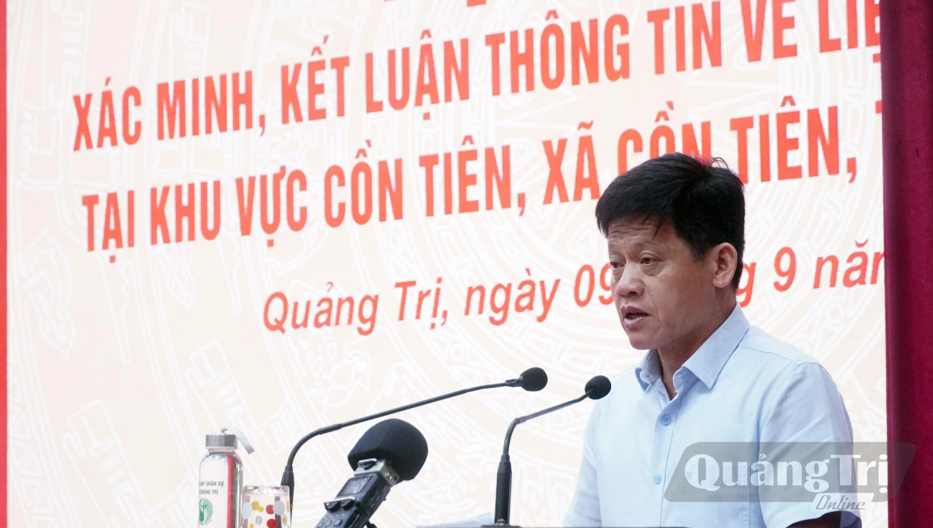 Đồng chí Lê Văn Bảo, Ủy viên Ban Thường vụ Tỉnh ủy, Phó Chủ tịch UBND tỉnh, Trưởng Ban Chỉ đạo tìm kiếm, quy tập và xác định danh tính hài cốt liệt sĩ tỉnh phát biểu tại hội thảo - Ảnh: N.M