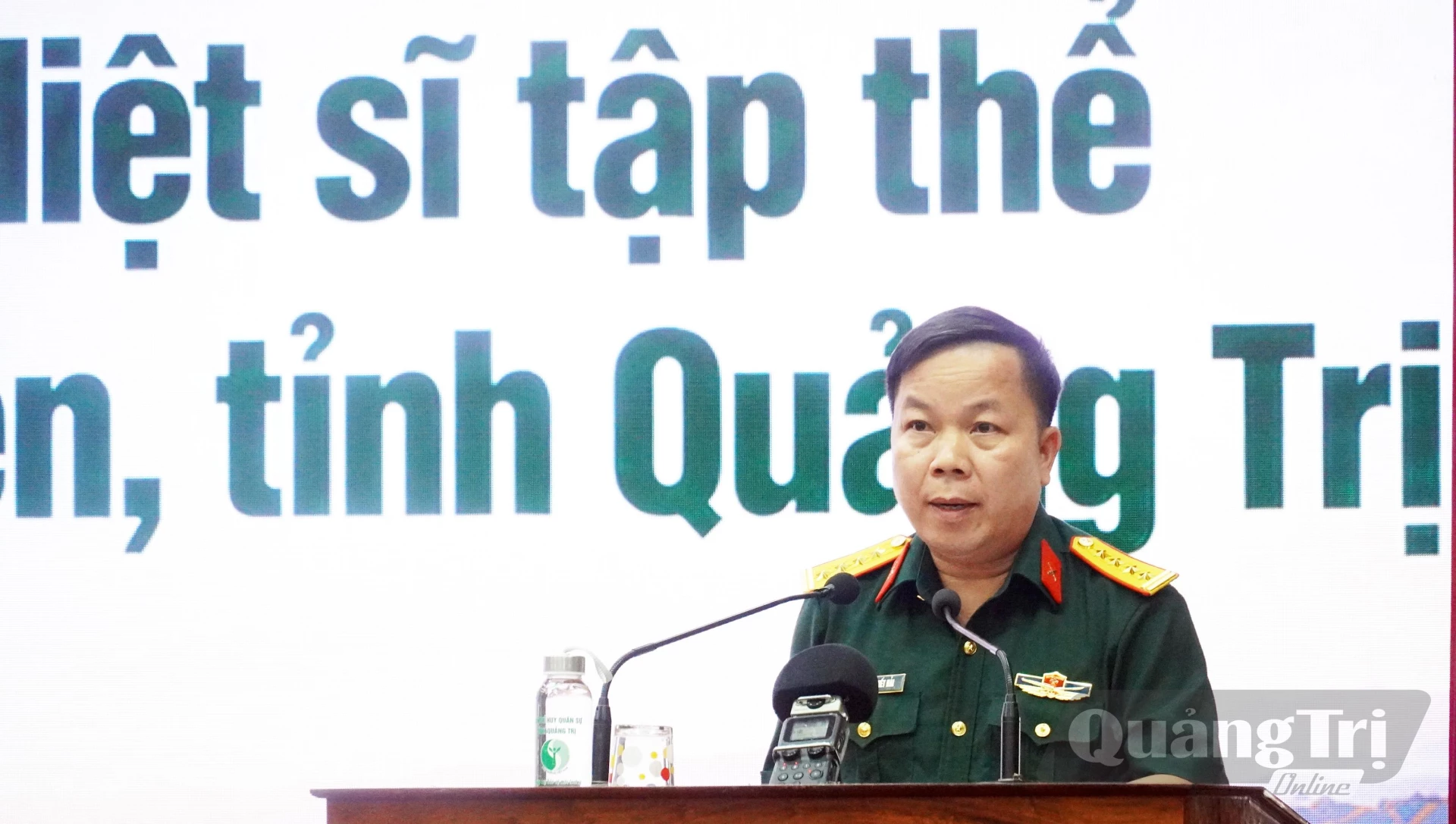 Đại tá Trương Viết Hải, Tỉnh ủy viên, Chính ủy Bộ CHQS tỉnh, Phó Trưởng Ban Thường trực Ban Chỉ đạo tỉnh trình bày đề dẫn hội thảo - Ảnh: N.M