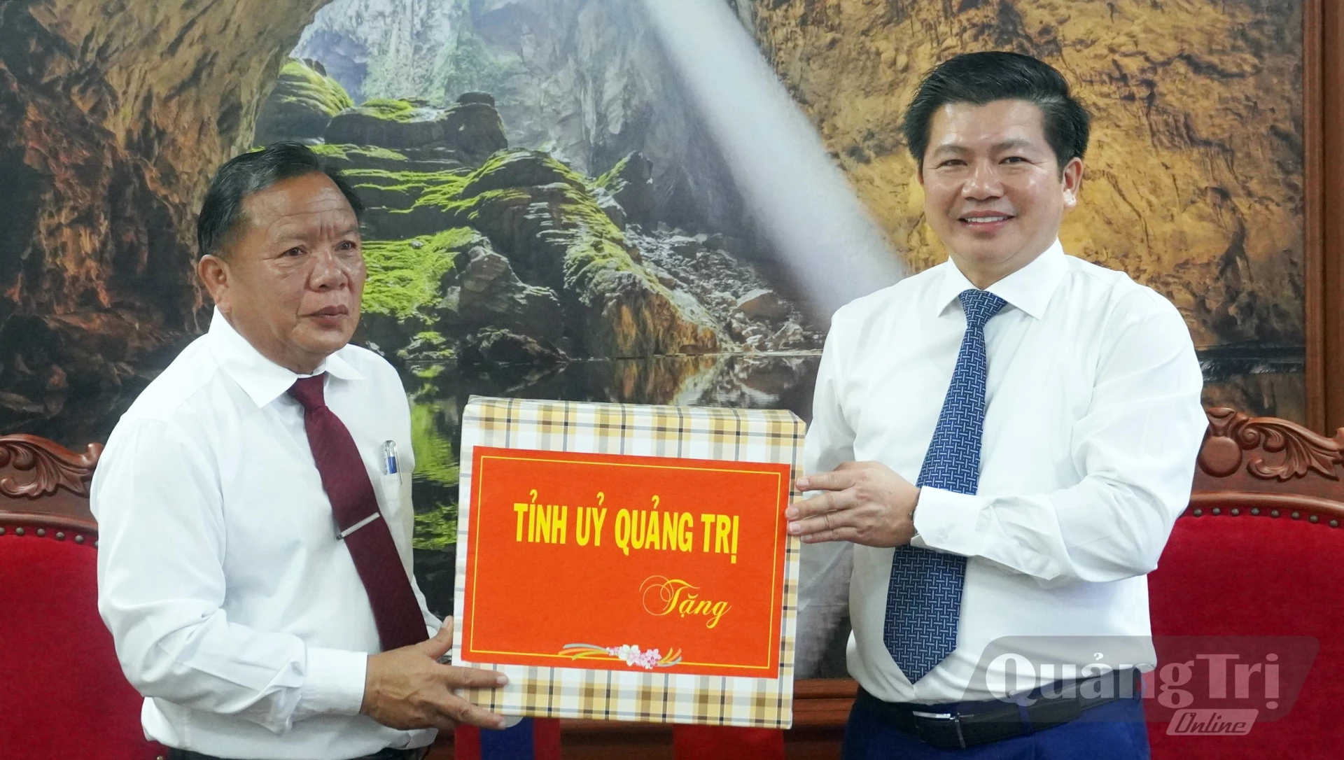 Đồng chí Trần Vũ Khiêm, Phó Bí thư Thường trực Tỉnh ủy, Trưởng đoàn ĐBQH tỉnh trao quà lưu niệm cho Đoàn công tác Ban Tổ chức Tỉnh ủy Sạ-vẳn-na-khệt - Ảnh: N.M

 