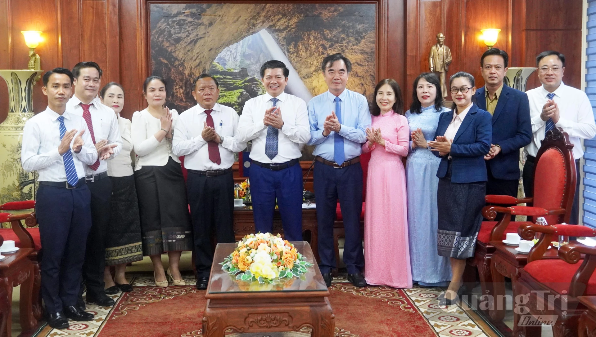 Đồng chí Trần Vũ Khiêm, Phó Bí thư Thường trực Tỉnh ủy, Trưởng đoàn ĐBQH tỉnh và các đại biểu chụp ảnh lưu niệm tại buổi tiếp - Ảnh: N.M
