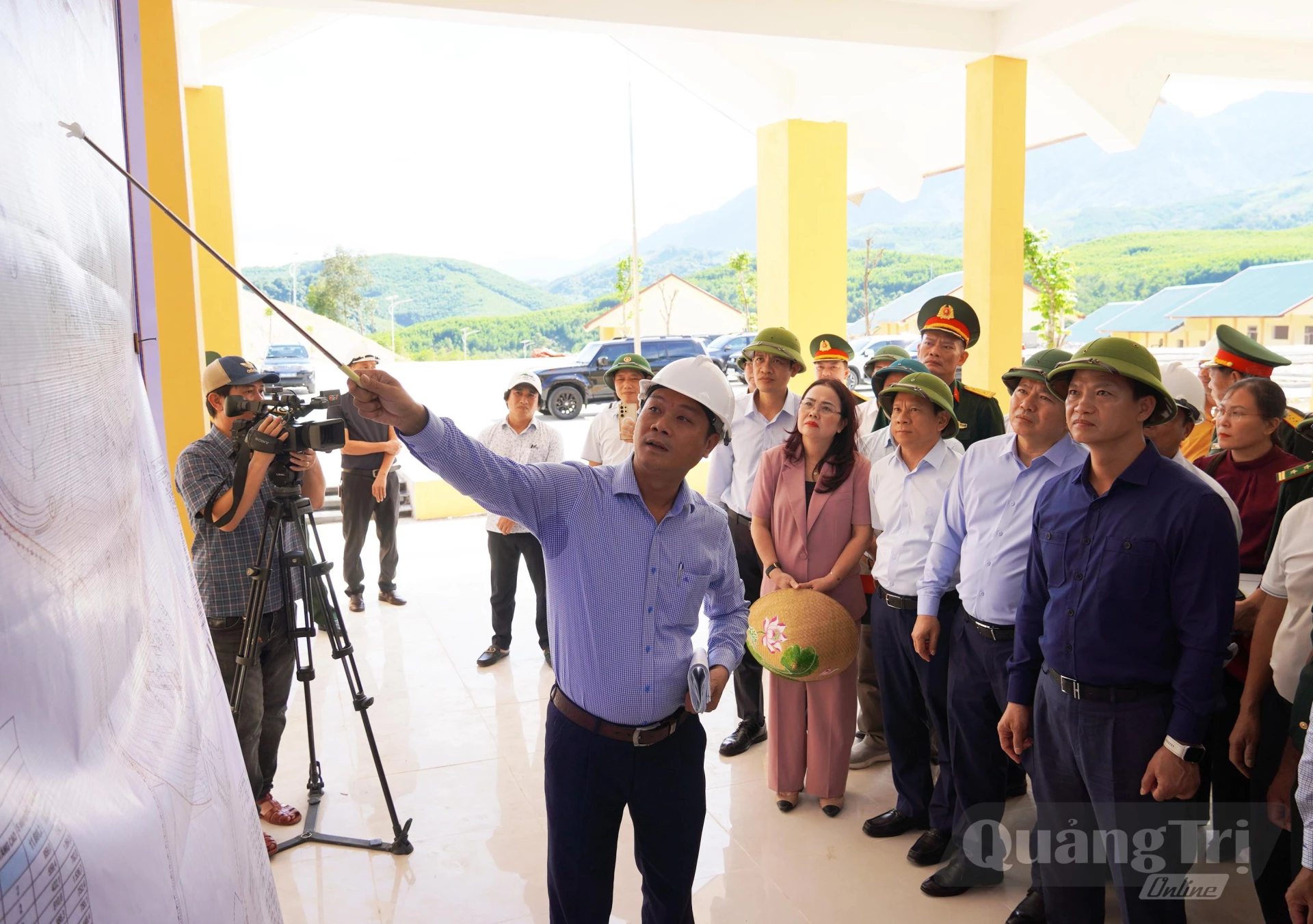 Đồng chí Bí thư Tỉnh ủy Vương Quốc Tuấn cùng đoàn công tác nghe báo cáo tiến độ thực hiện dự án Trường nội trú Tiểu học và Trung học cơ sở Dân Hóa - Ảnh: X.P