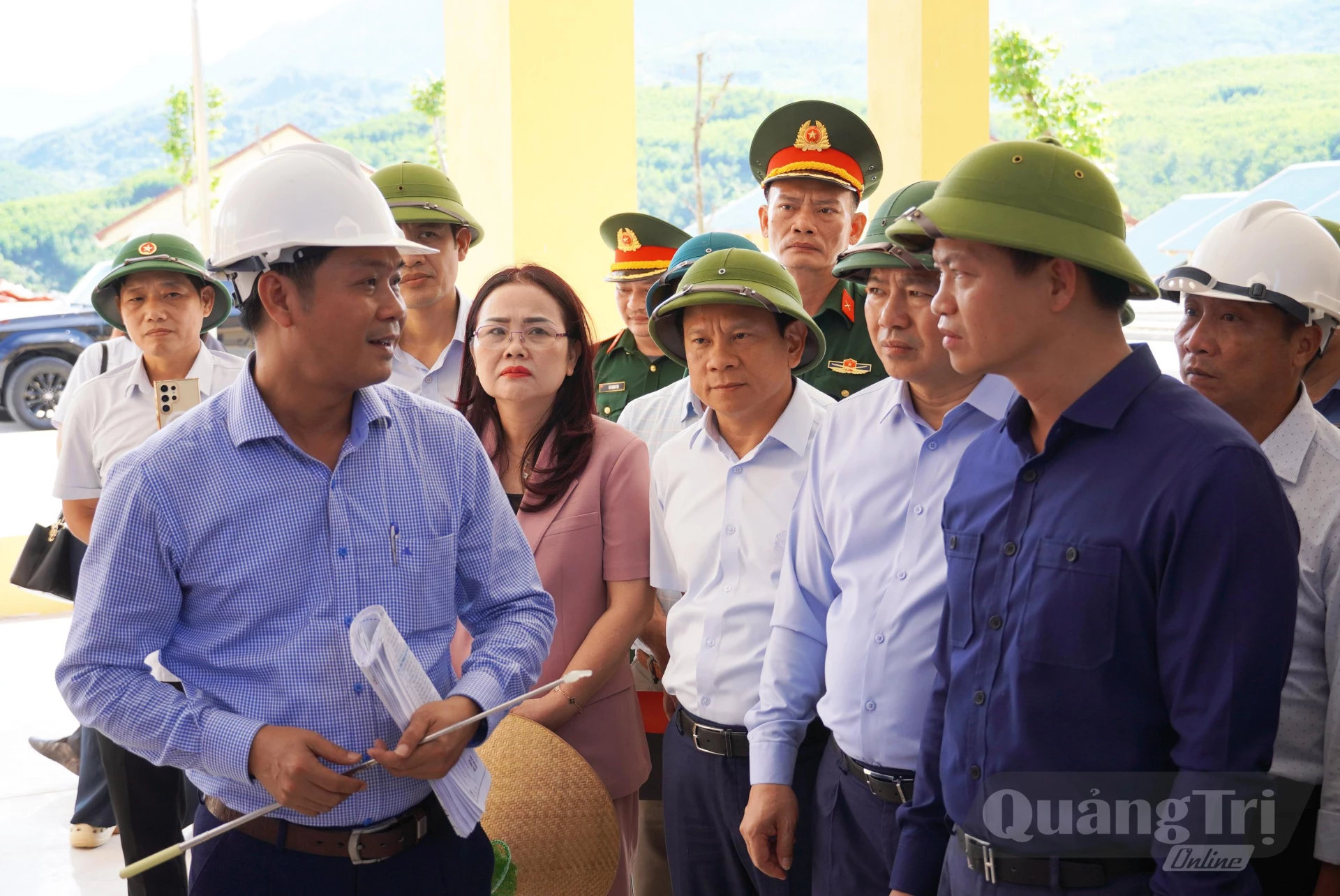 Đồng chí Bí thư Tỉnh ủy Vương Quốc Tuấn cùng đoàn công tác nghe báo cáo tiến độ thực hiện dự án Trường nội trú Tiểu học và Trung học cơ sở Dân Hóa - Ảnh: X.P
