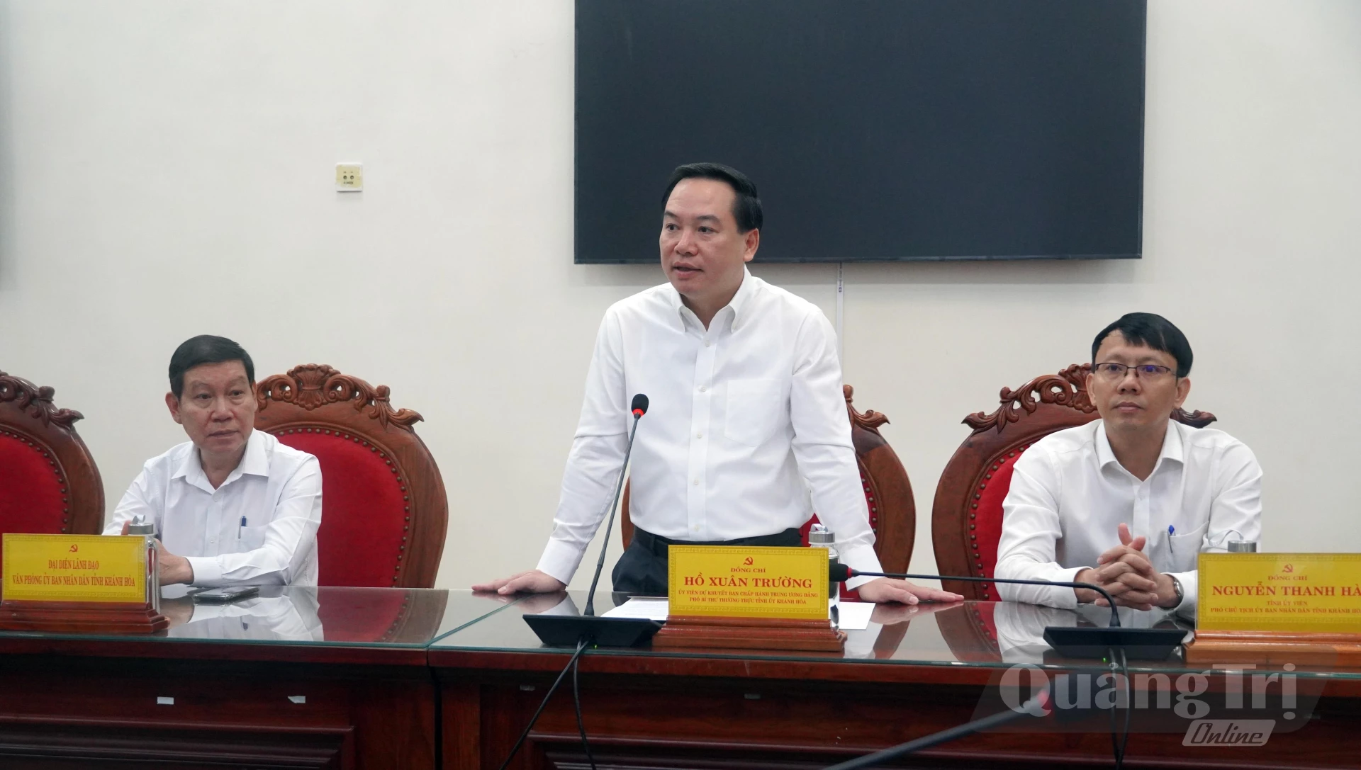 Đồng chí Hồ Xuân Trường, Ủy viên dự khuyết Trung ương Đảng, Phó Bí thư Thường trực Tỉnh ủy và các thành viên đoàn công tác tỉnh Khánh Hòa - Ảnh: N.M